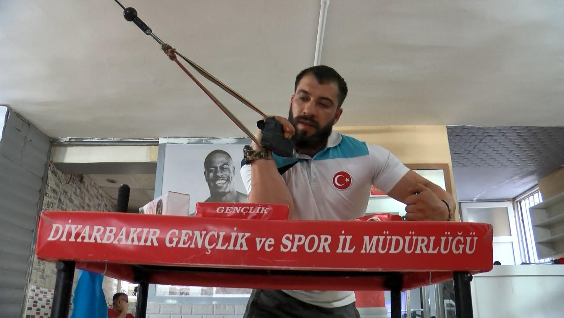 Diyarbakırlı bilek güreşçisi Mehmet, Litvanyada Türkiye’yi temsil edecek