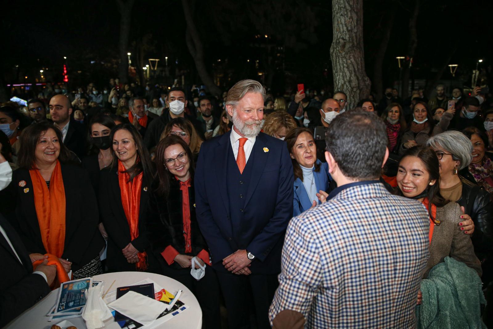 Işık enstalasyon sergisi, kadınlara yönelik şiddete karşı ‘Karanlığı Aydınlat’acak