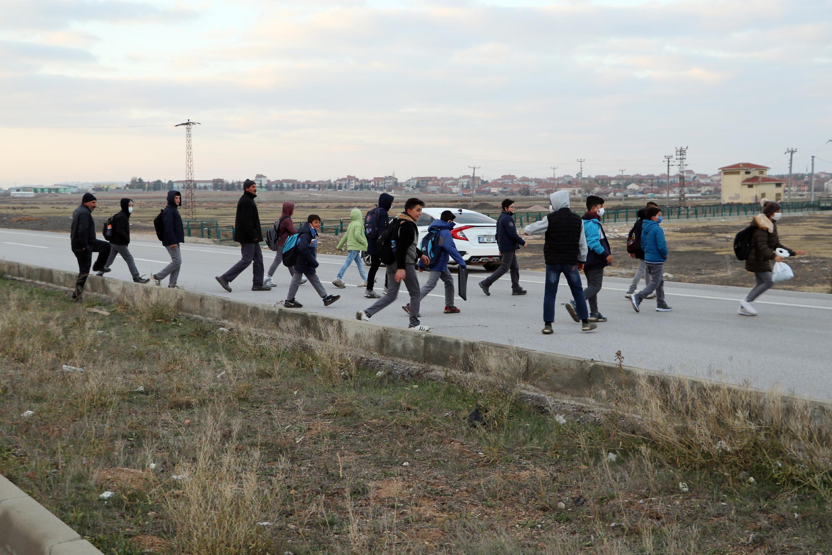 Okula gitmek için her sabah 3 kilometre yürüyorlar