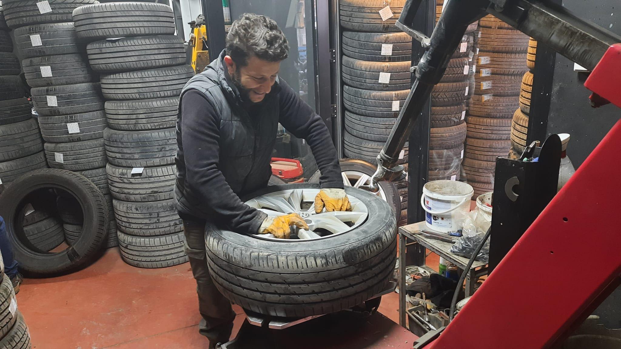 Lastikçilerde kış lastiği mesaisi