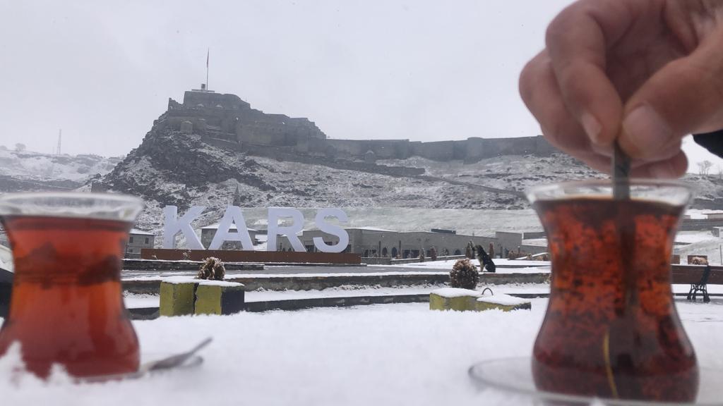 Erzurum, kar yağışıyla bembeyaz oldu