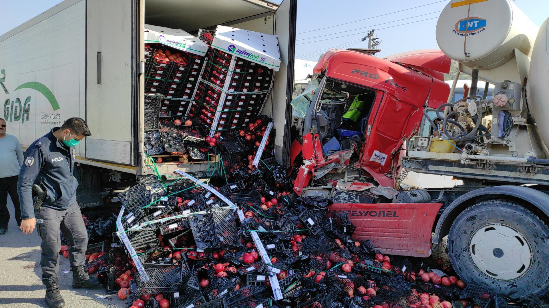 Beton mikserinin TIRa çarptığı kaza kamerada