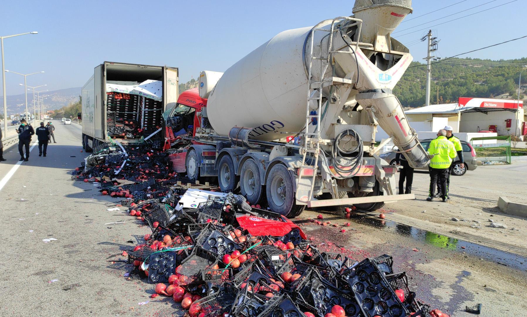 Beton mikserinin TIRa çarptığı kaza kamerada