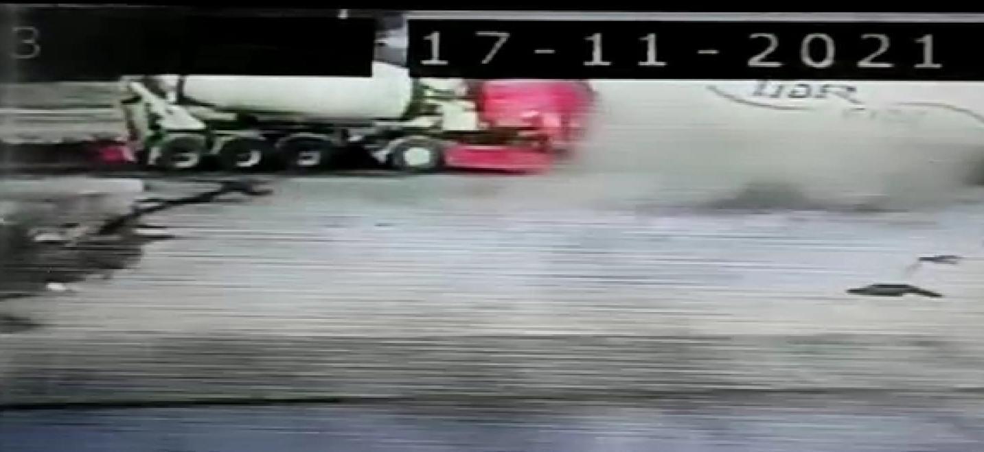 Beton mikserinin TIRa çarptığı kaza kamerada