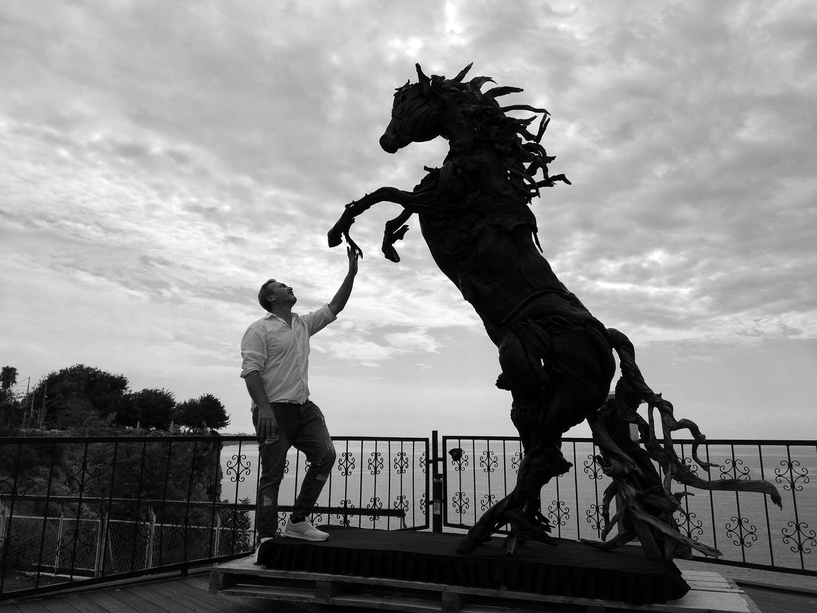 At heykeline Antalya manzarasında klip