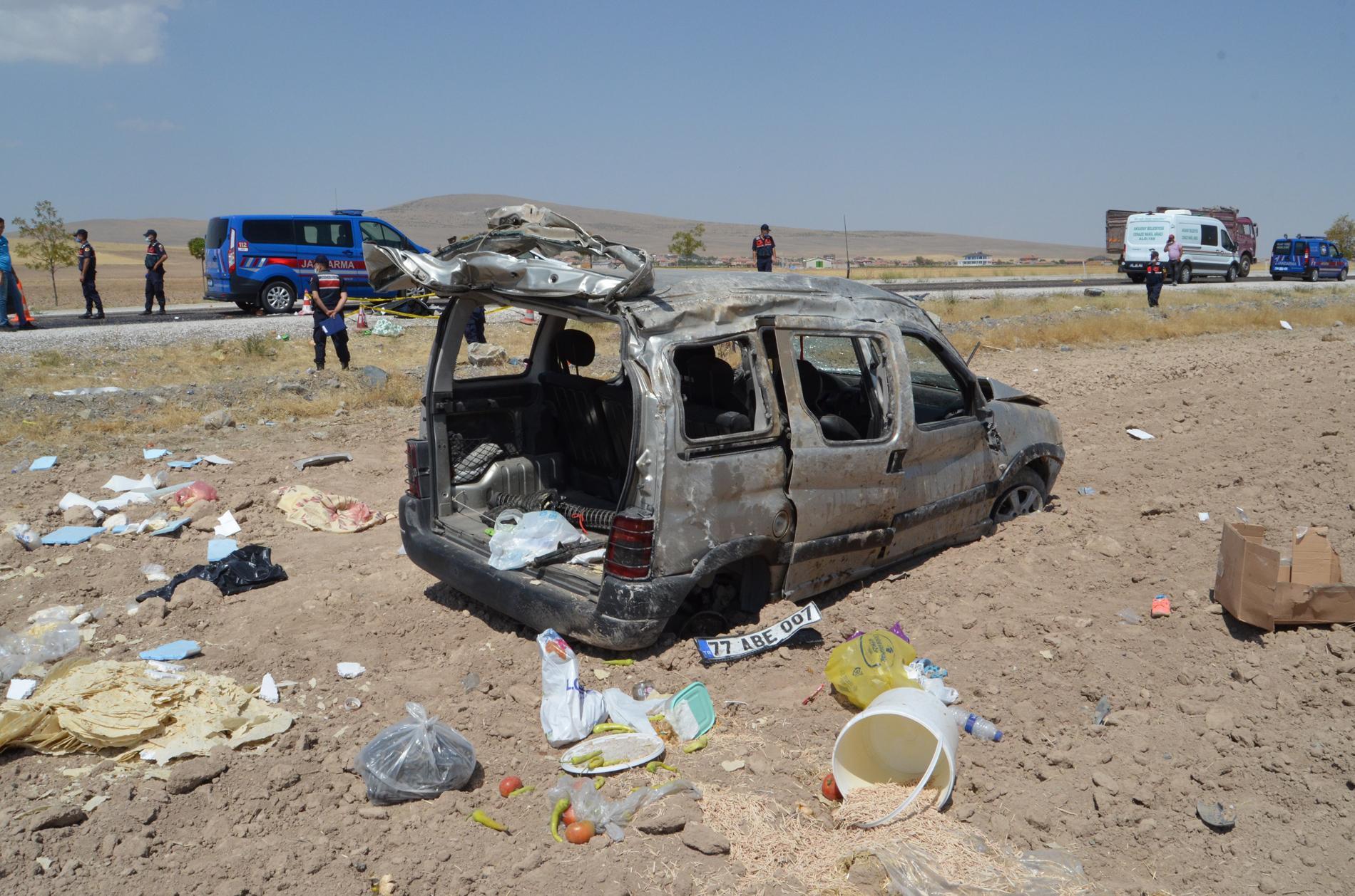 Hafif ticari araç şarampole devrildi: 1 ölü, 4 yaralı