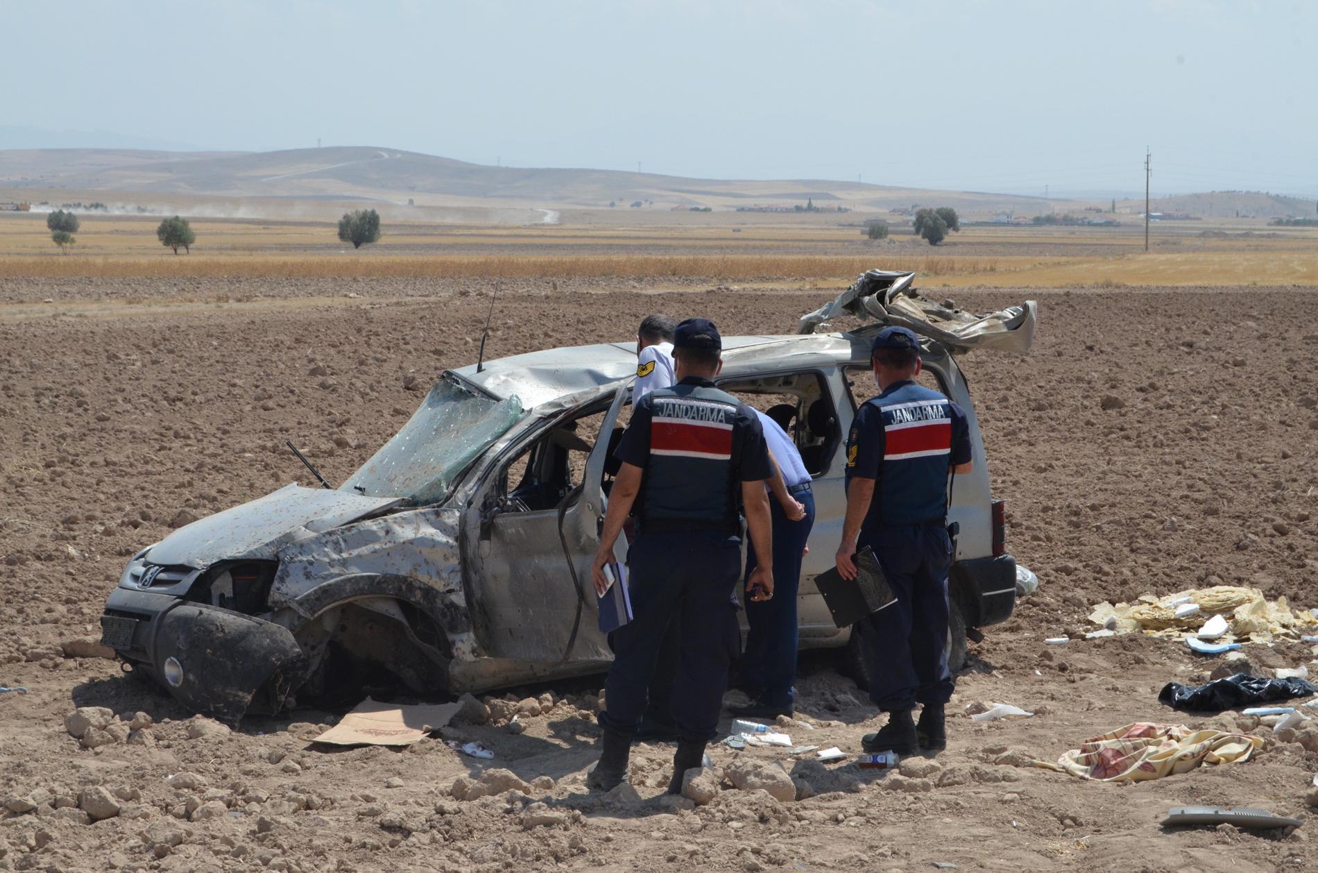 Hafif ticari araç şarampole devrildi: 1 ölü, 4 yaralı