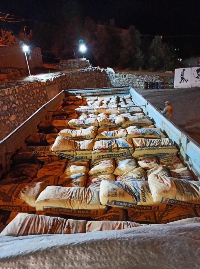 Kamyon kasasındaki çimento torbalarının altından 78 kaçak göçmen çıktı