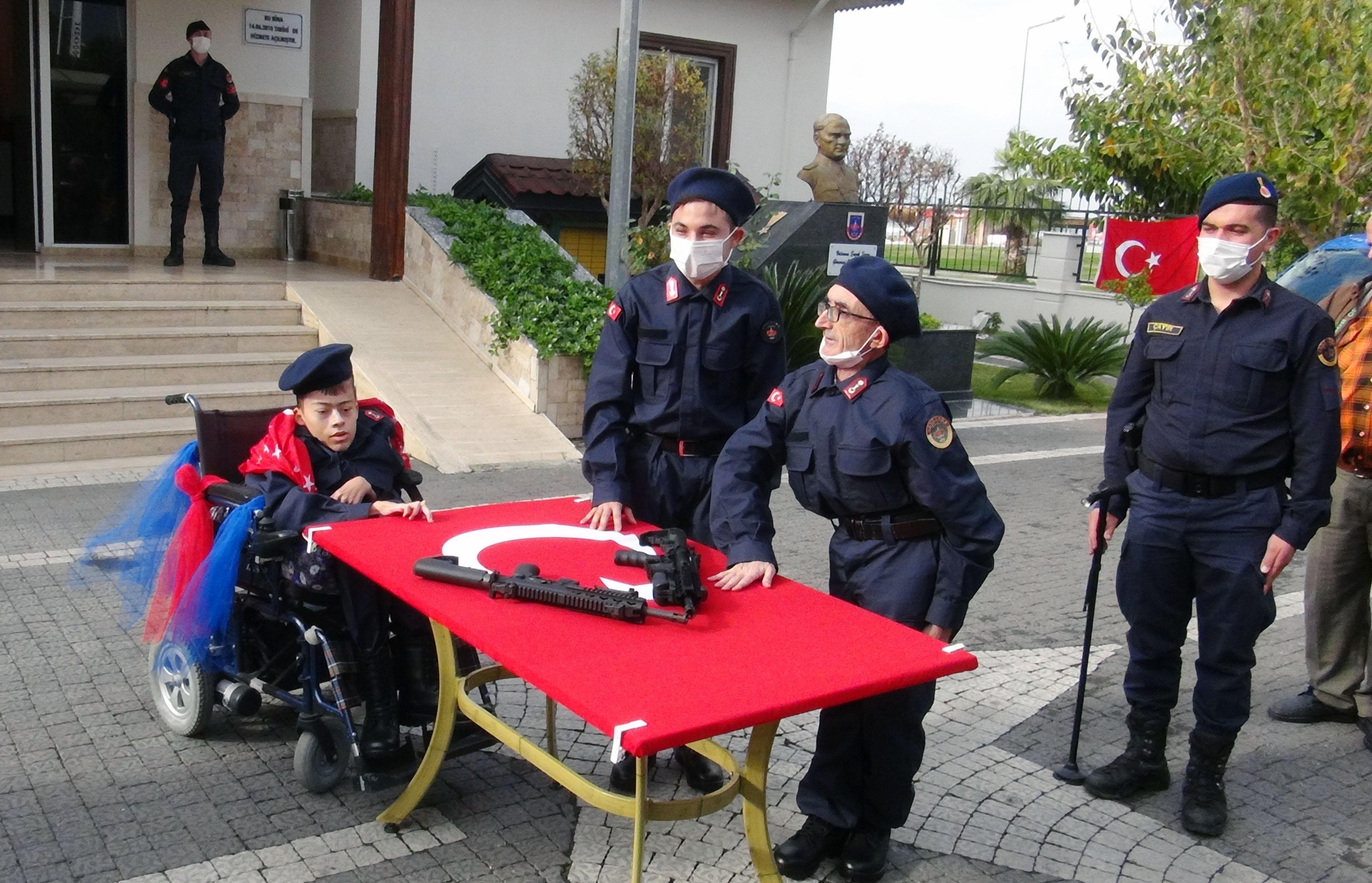Bedensel engelli baba-oğul birlikte askerlik yemini etti