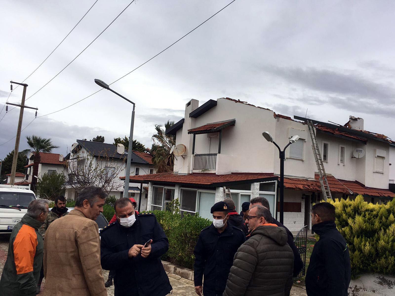 Çeşmede hortum; çatılar uçtu