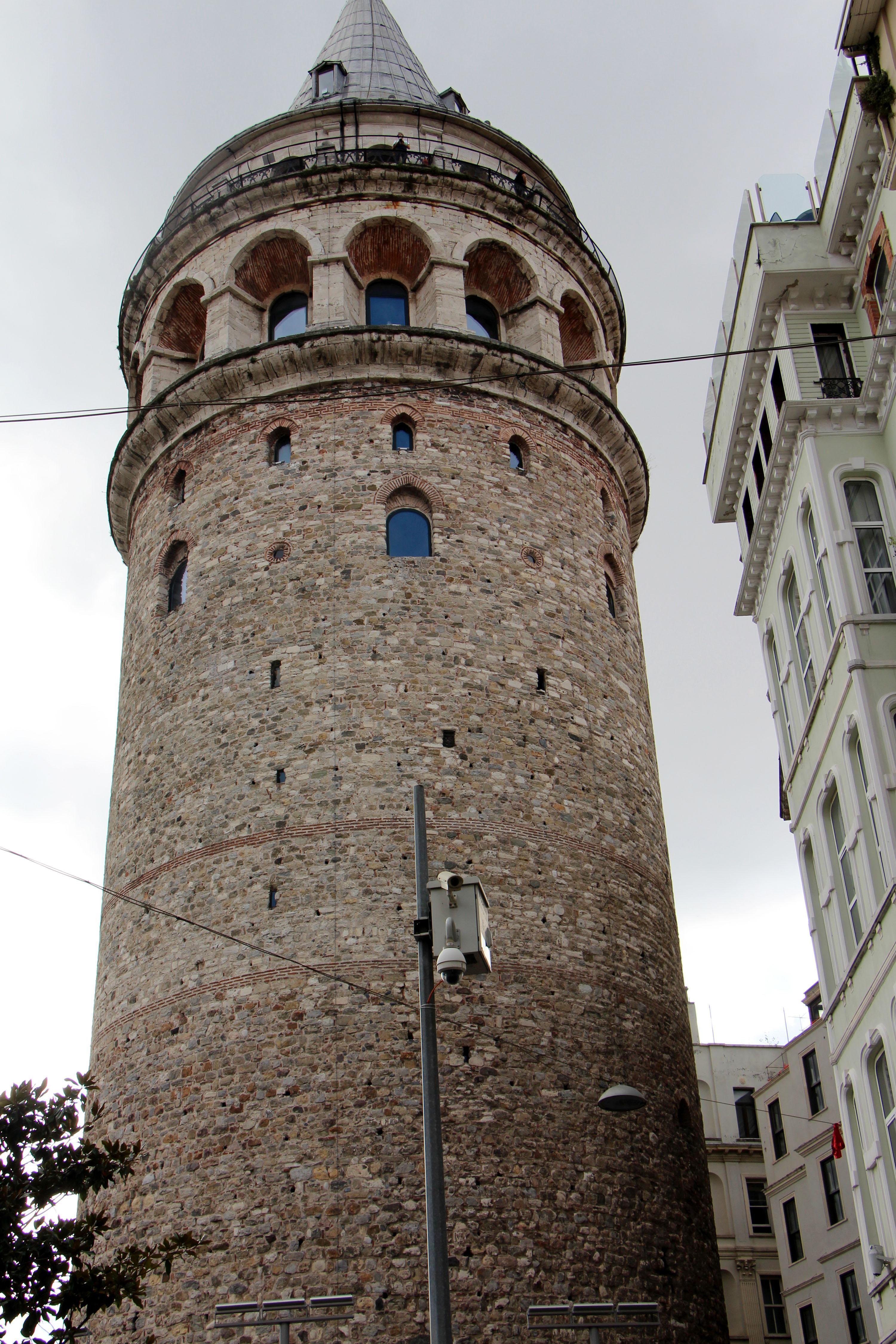 Galata Kulesi önündeki KGYS direğine fotoğraf düzenlemesi