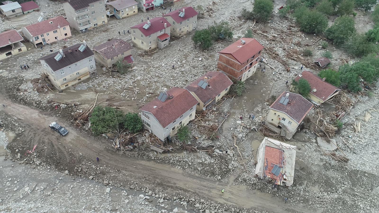 Selin vurduğu Ayancık’ta tomruklar dereyi tıkadı, 35 yıllık afet evleri yıkıldı
