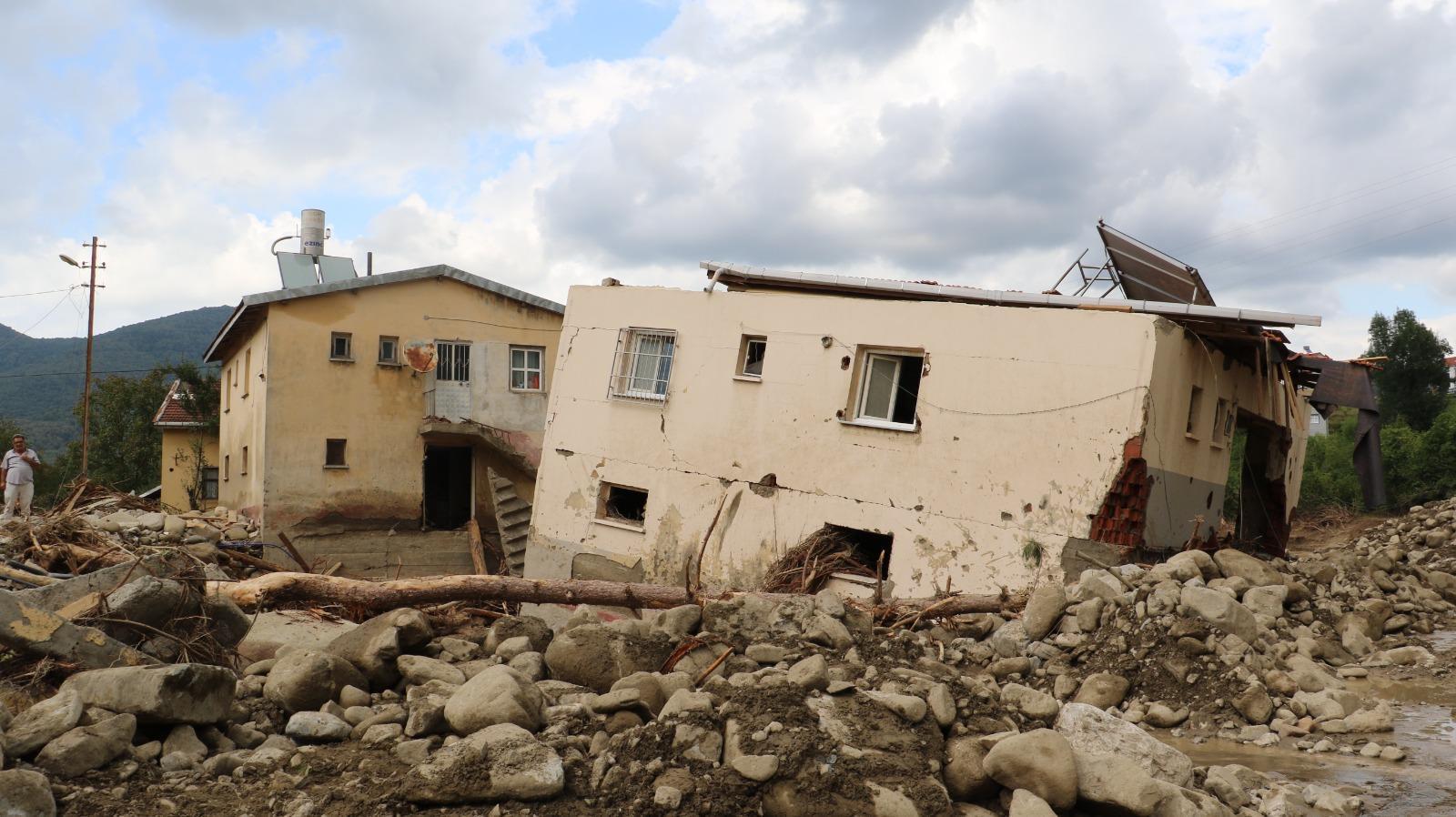 Selin vurduğu Ayancık’ta tomruklar dereyi tıkadı, 35 yıllık afet evleri yıkıldı