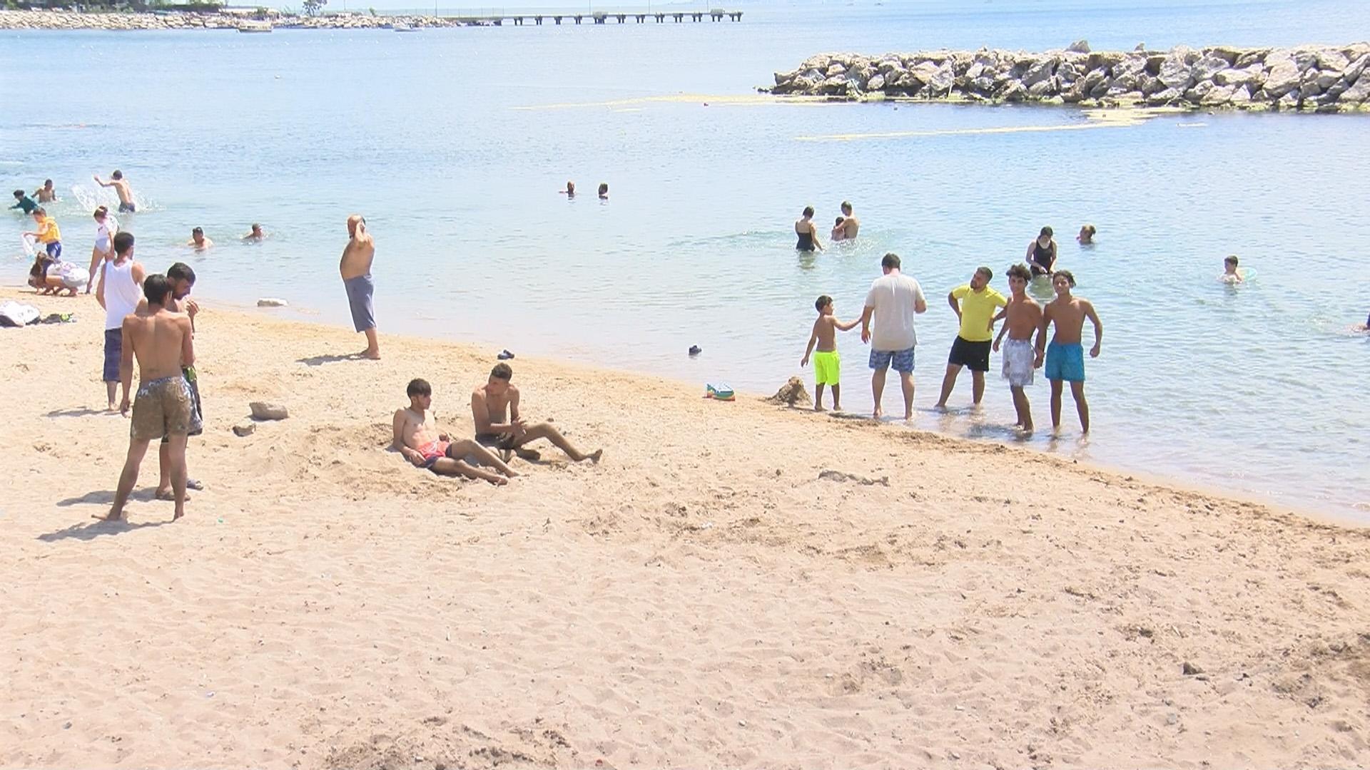 Bostancı Sahilinde denize girdiler