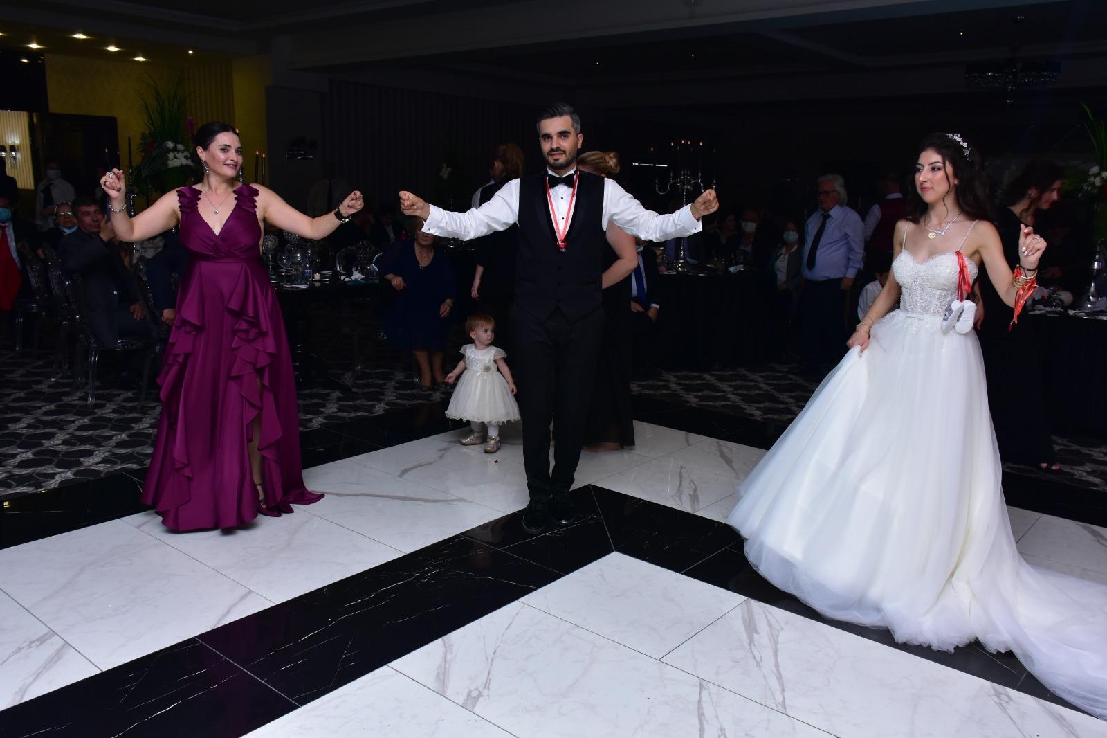 Oyuncu Aslıhan Gürbüz, kardeşinin düğününde oynadı