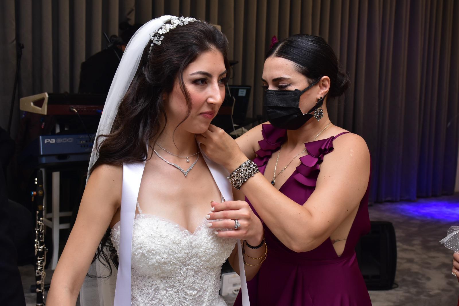 Oyuncu Aslıhan Gürbüz, kardeşinin düğününde oynadı