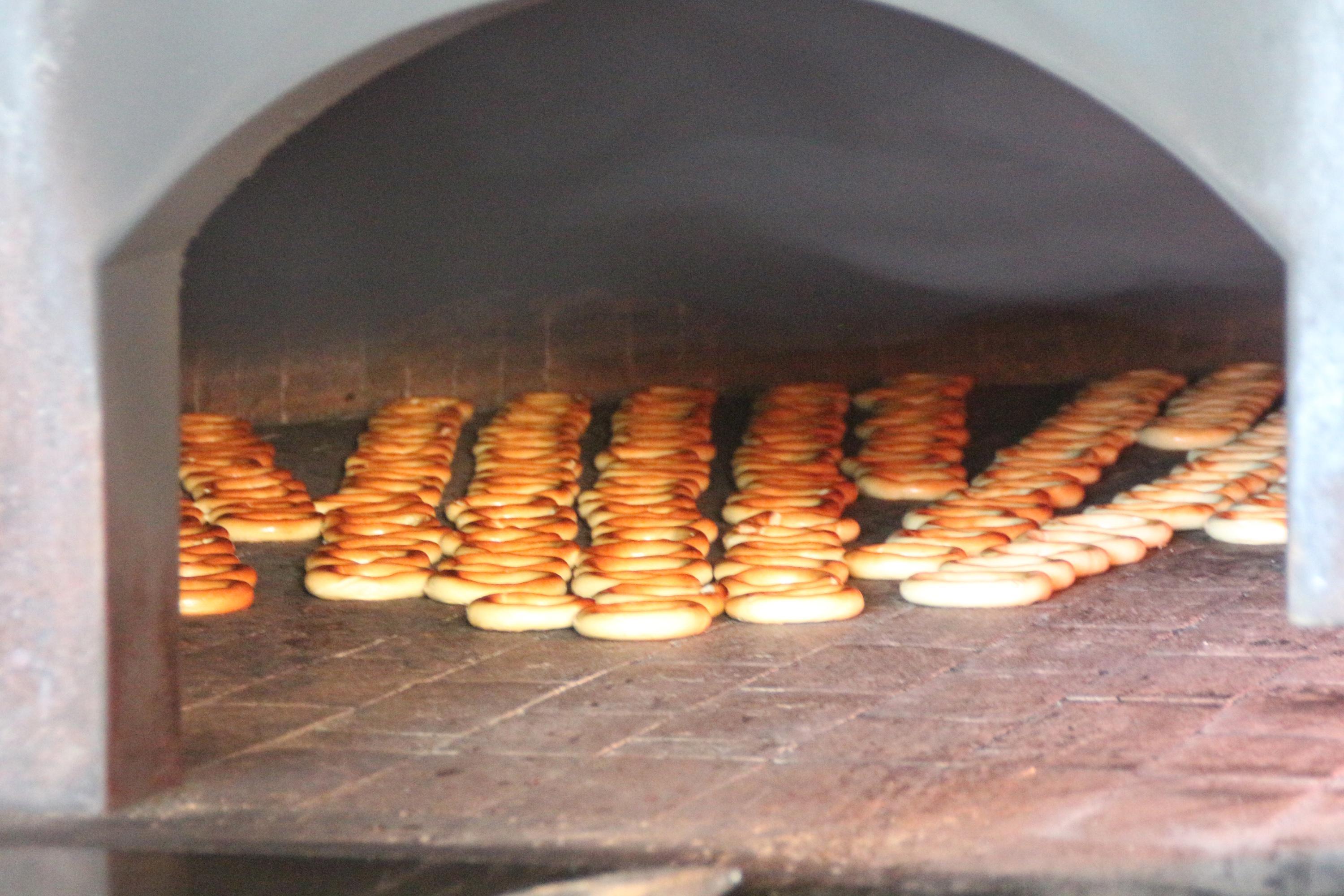 Rizelilerin almak için sıraya girdiği simit; kargo, otobüs ve uçakla il dışına da gönderiliyor