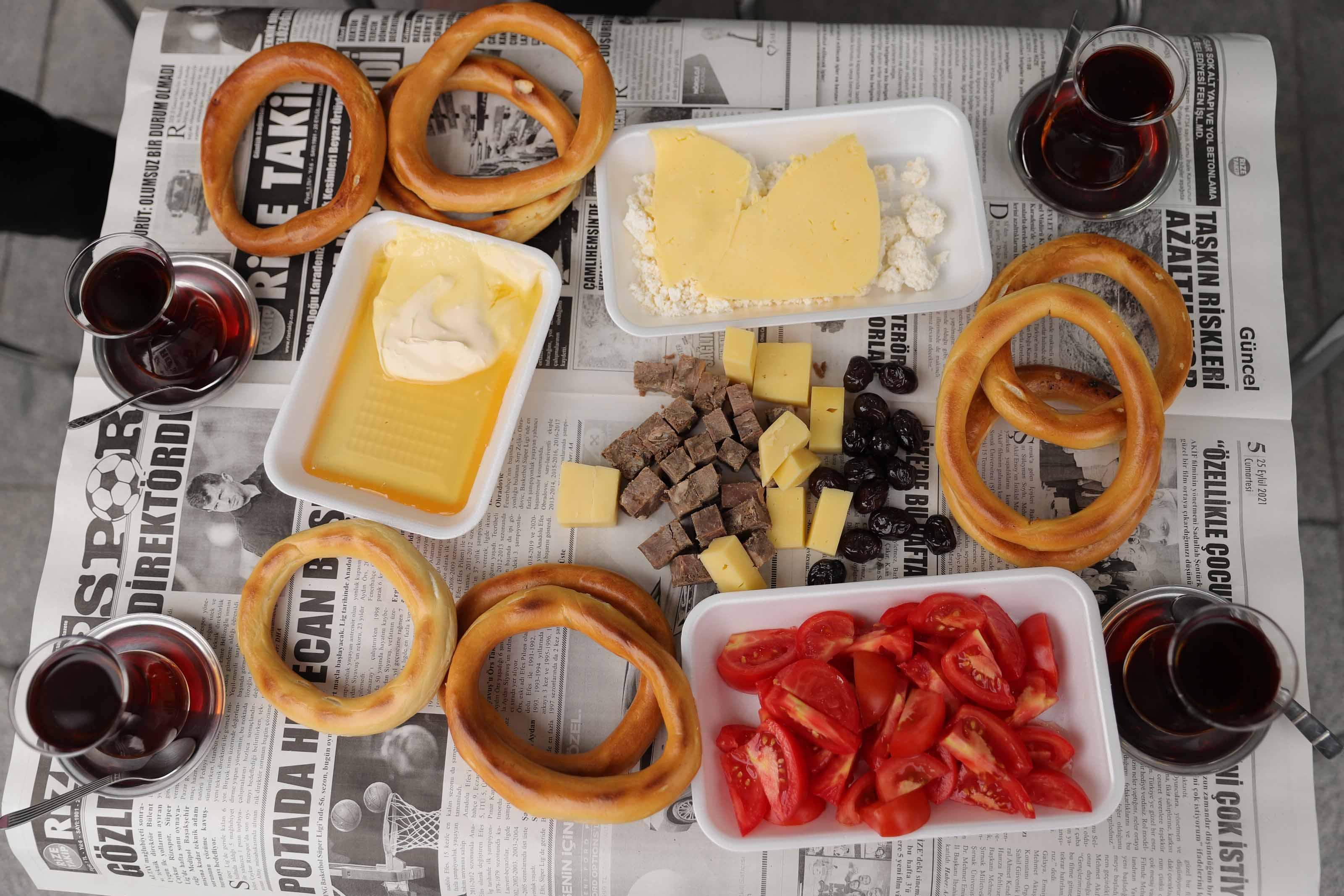 Rizelilerin almak için sıraya girdiği simit; kargo, otobüs ve uçakla il dışına da gönderiliyor