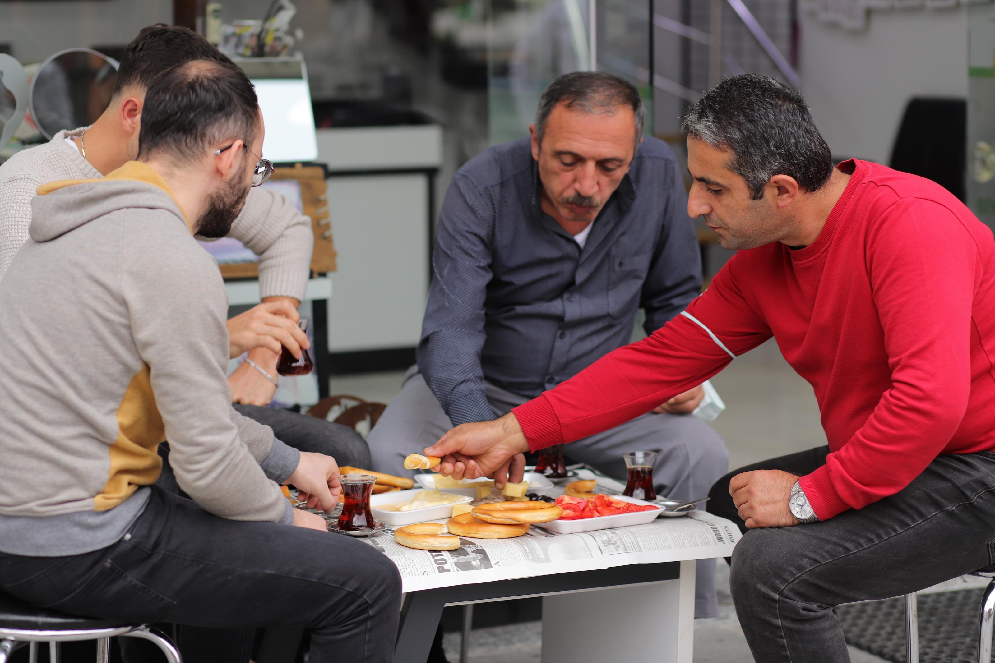 Rizelilerin almak için sıraya girdiği simit; kargo, otobüs ve uçakla il dışına da gönderiliyor