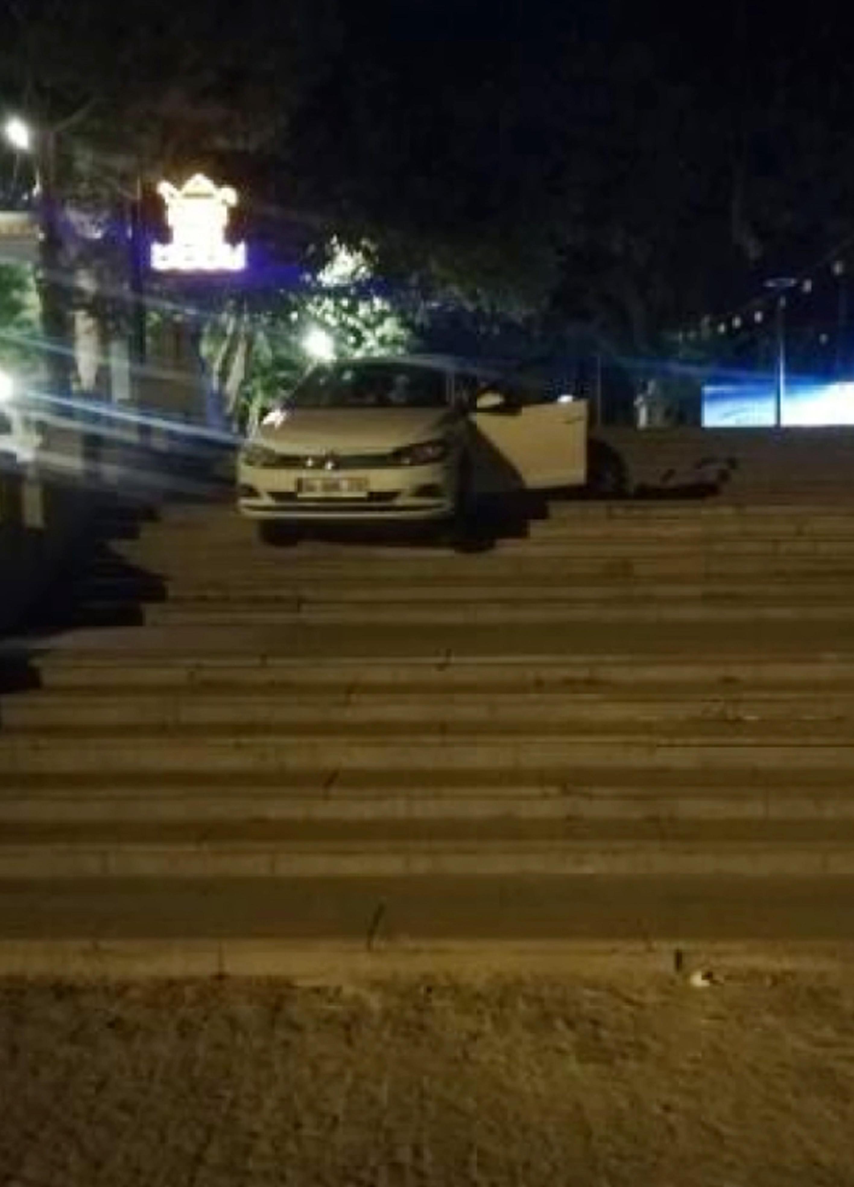 Navigasyonda araç yerine yaya yolunu açınca otomobili merdivende asılı kaldı