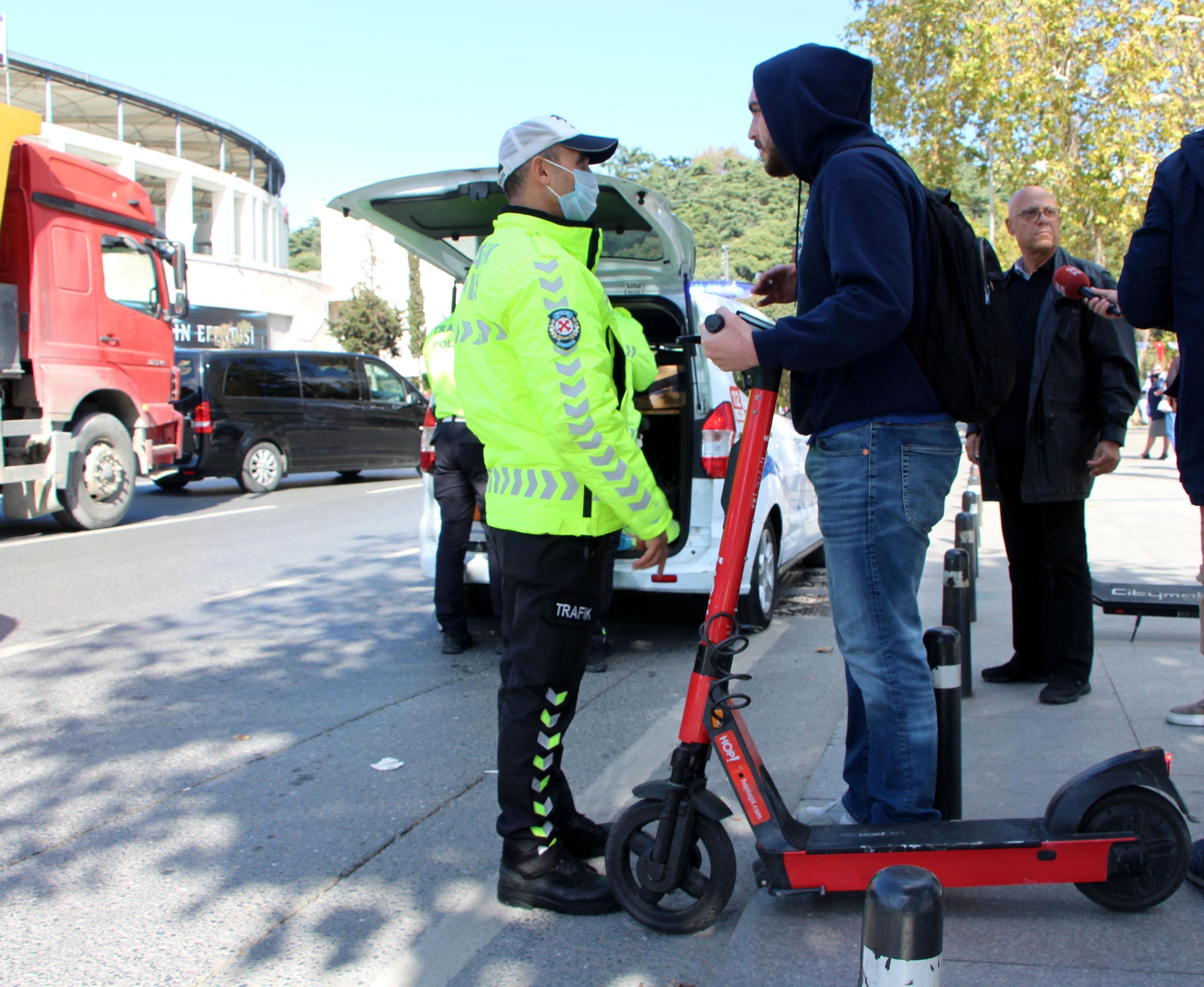 Kaldırımdan giden, yük taşıyan scooter kullanıcılarına ceza yağdı