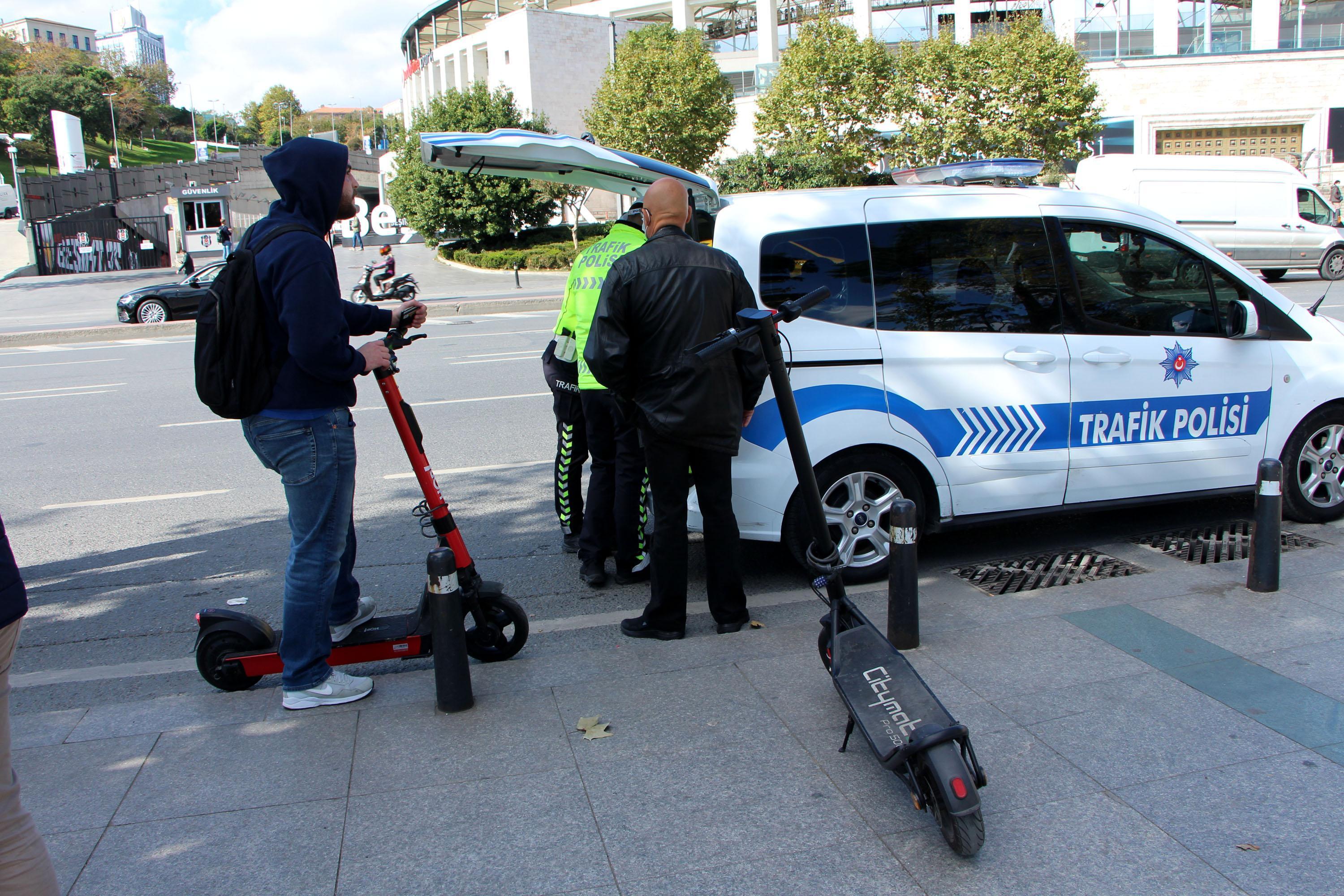 Kaldırımdan giden, yük taşıyan scooter kullanıcılarına ceza yağdı