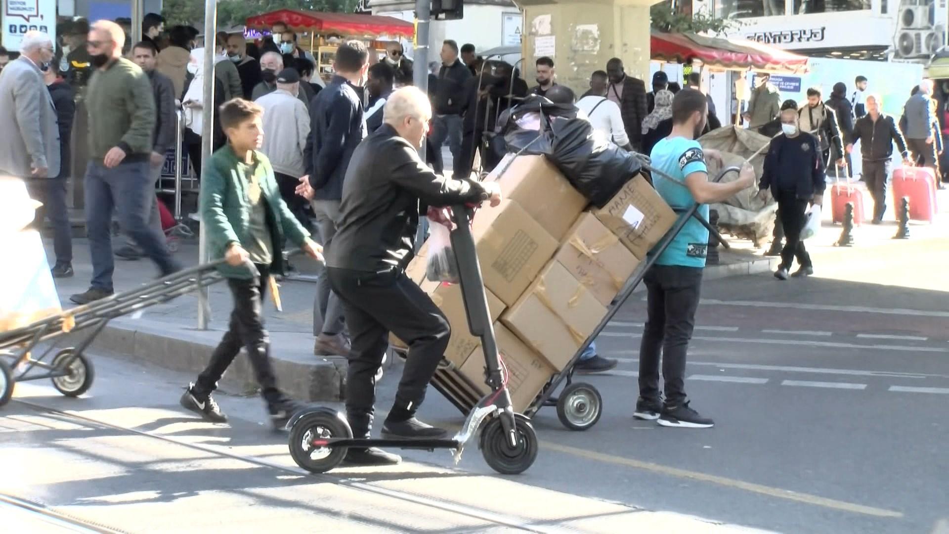 Kaldırımdan giden, yük taşıyan scooter kullanıcılarına ceza yağdı