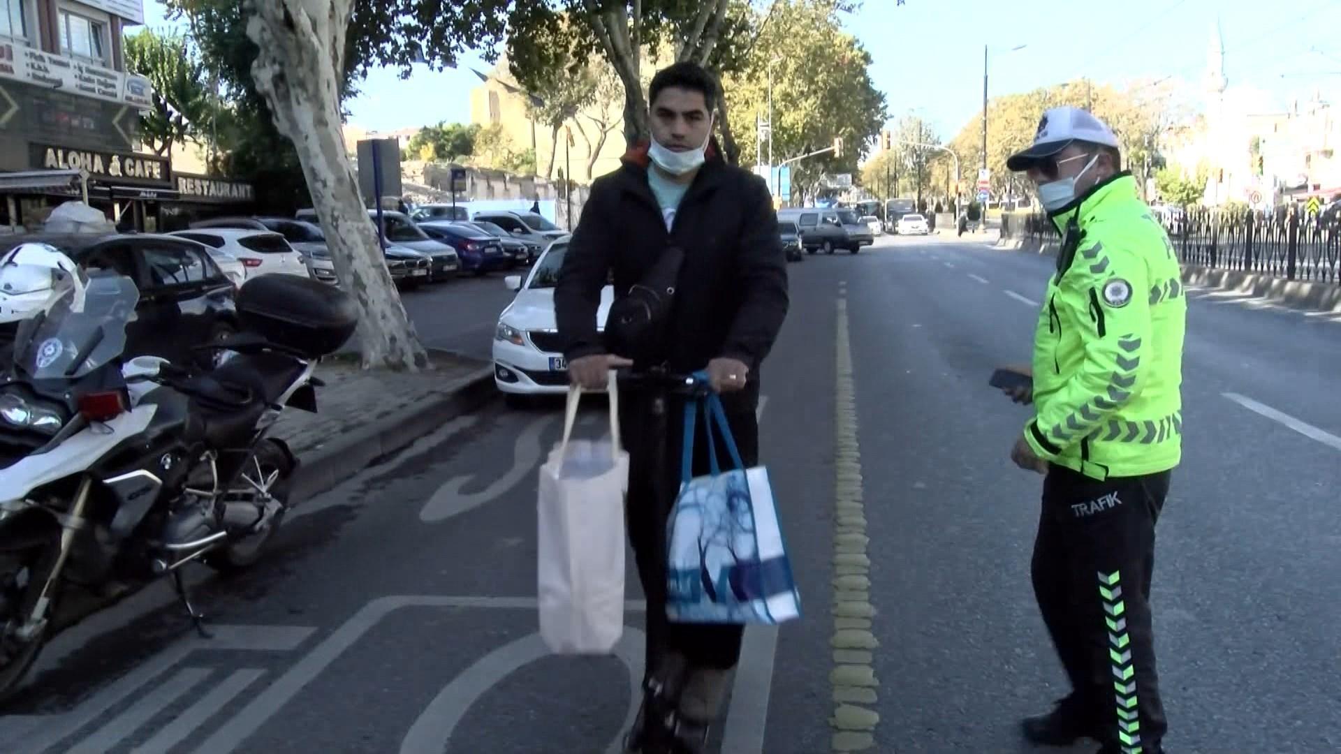 Kaldırımdan giden, yük taşıyan scooter kullanıcılarına ceza yağdı