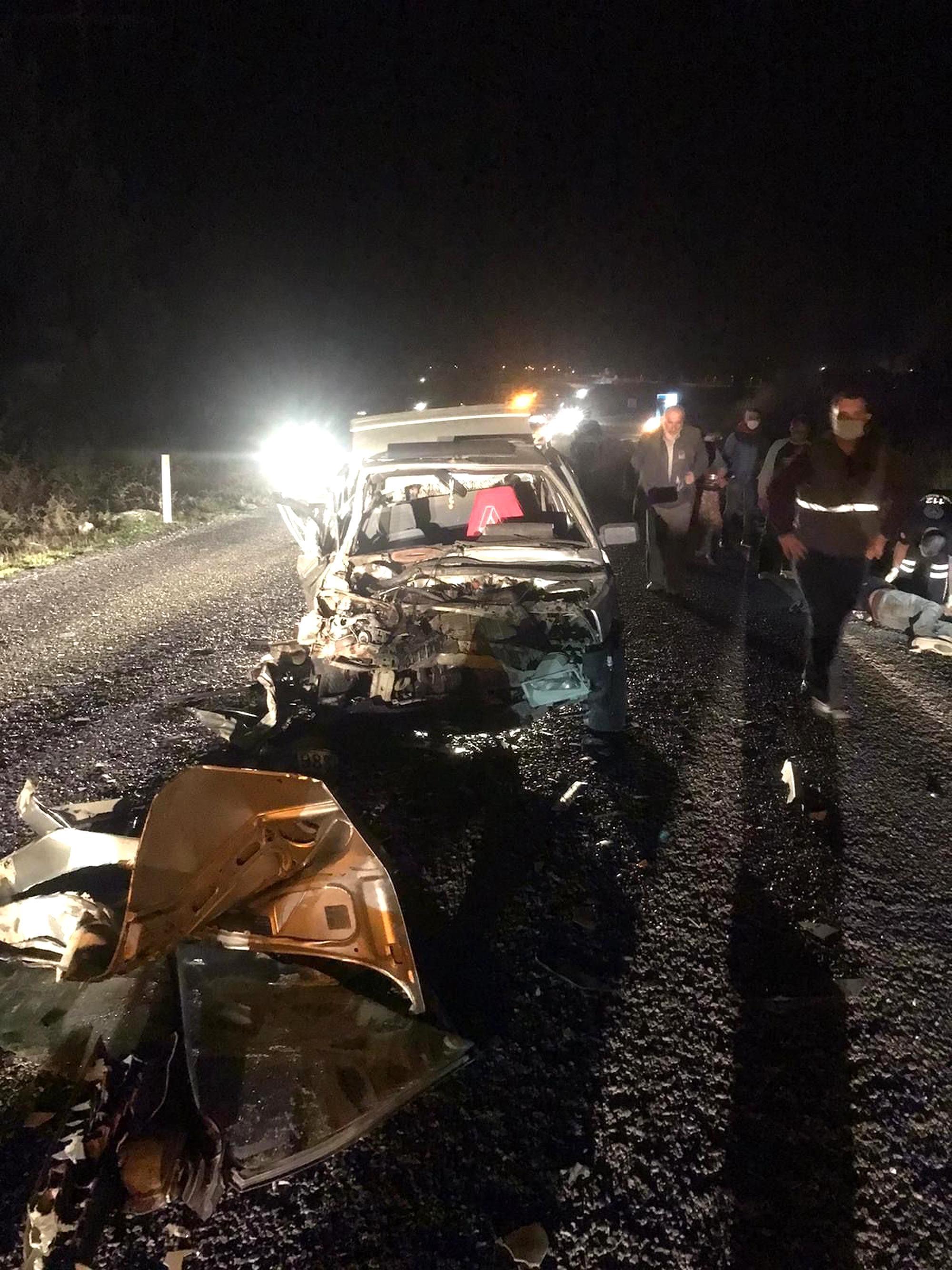 Manisada otomobil traktöre çarptı: 1 ölü, 6 yaralı