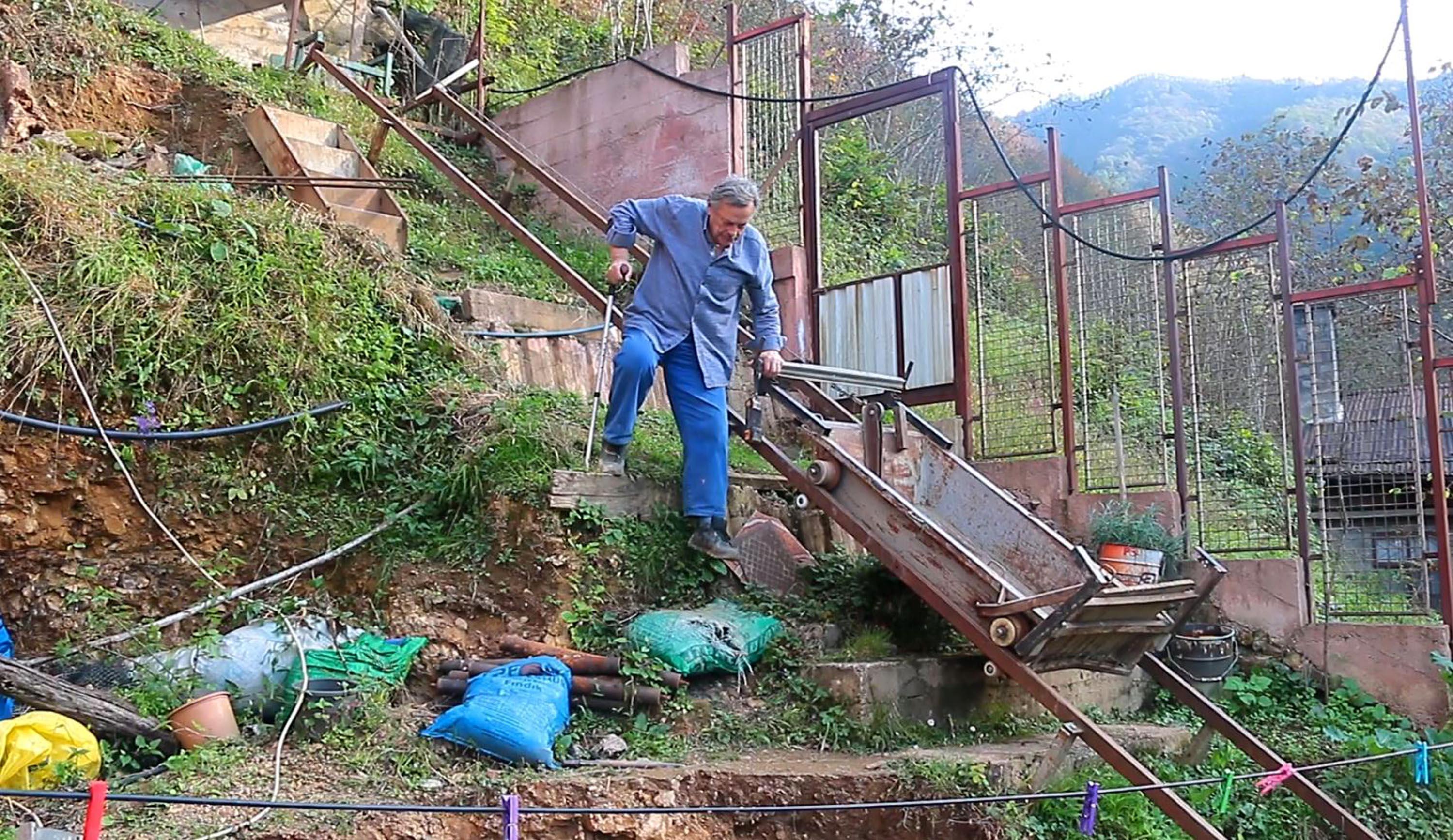 Tepedeki evine vagonlu raylı sistemle inip çıkıyor