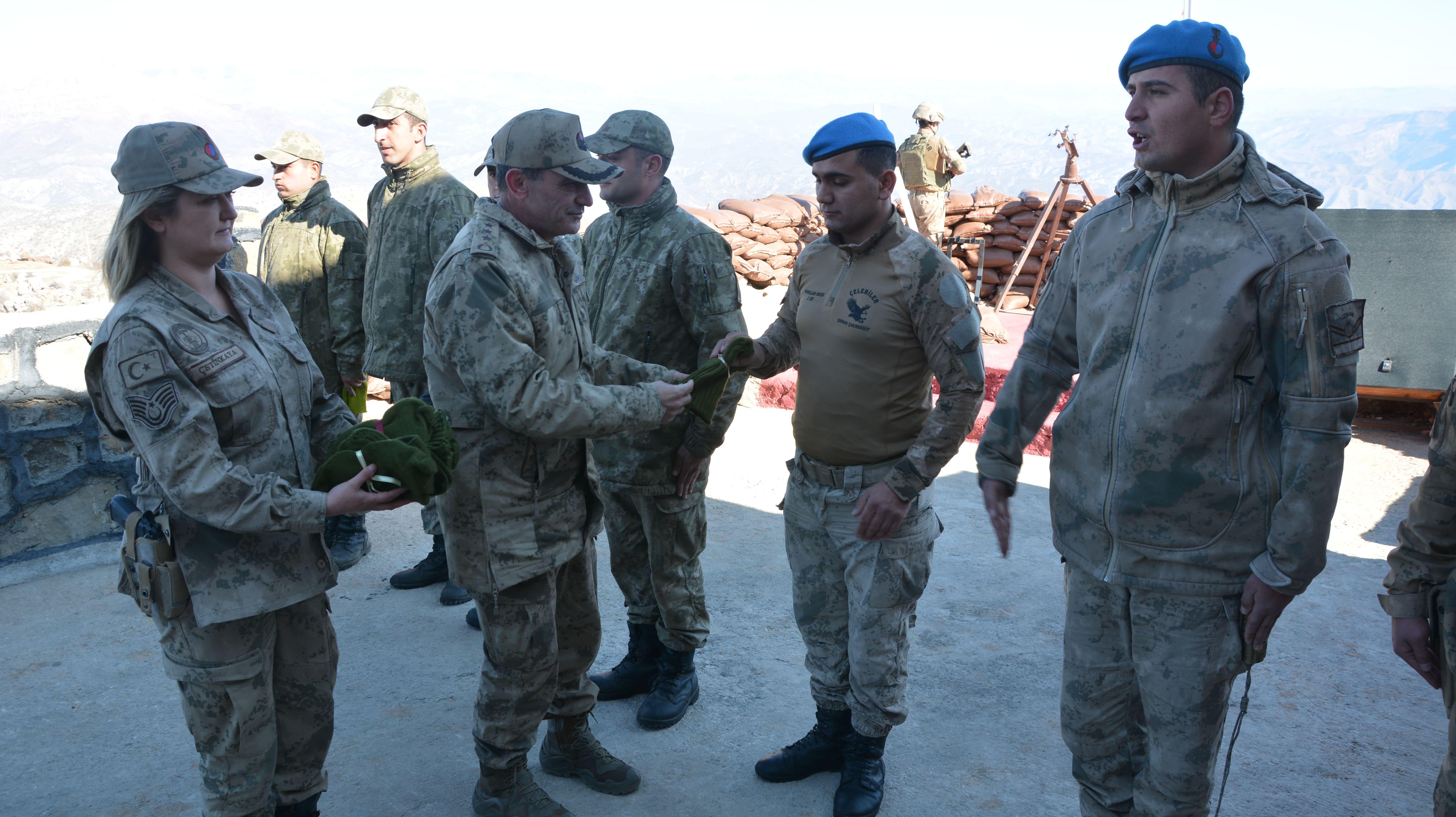 Hatice annenin ördüğü yün çoraplar Mehmetçiğe ulaştı