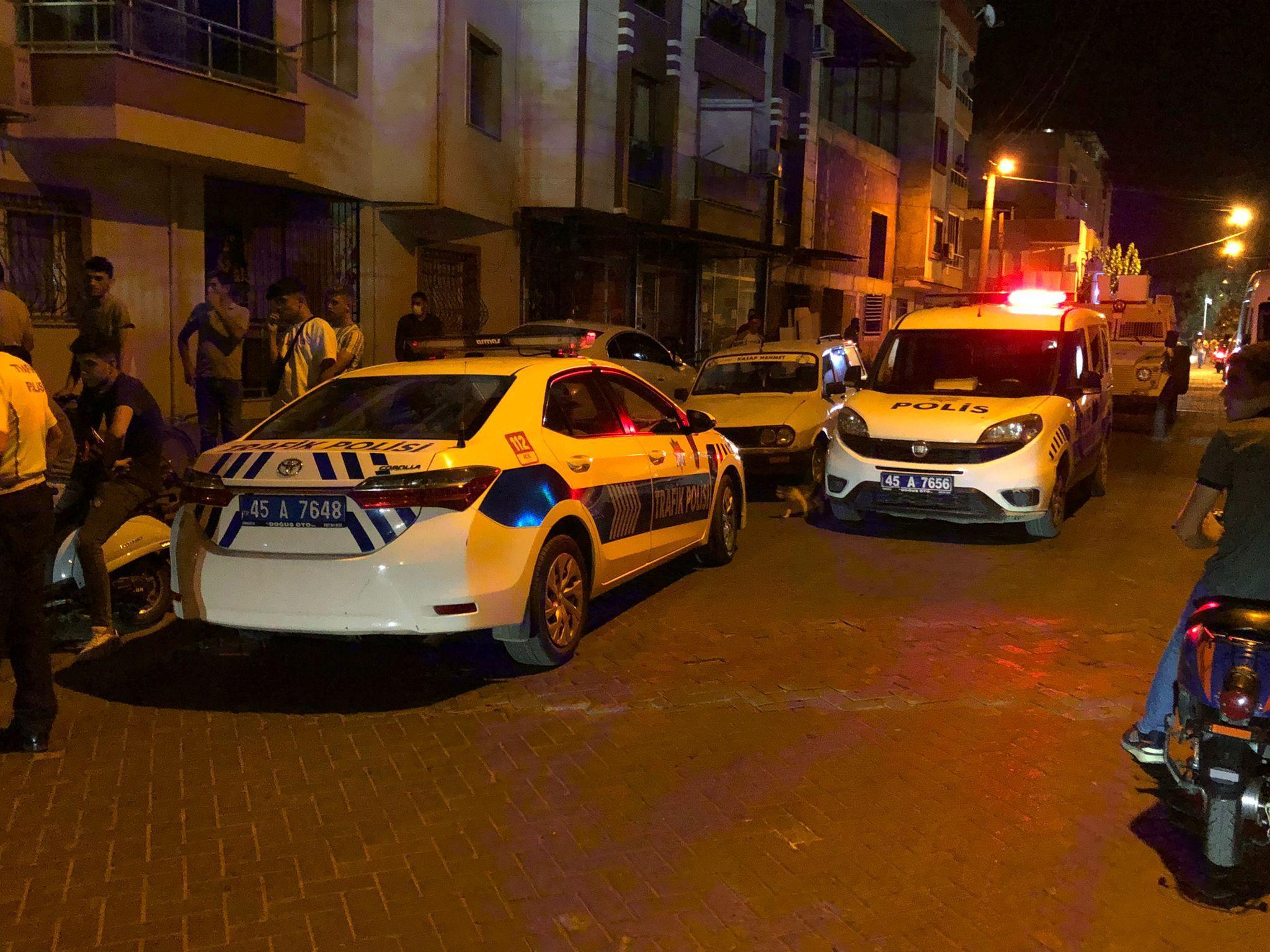 Kavgayı ayırmaya çalışan polis memuru bıçakla göğsünden yaralandı