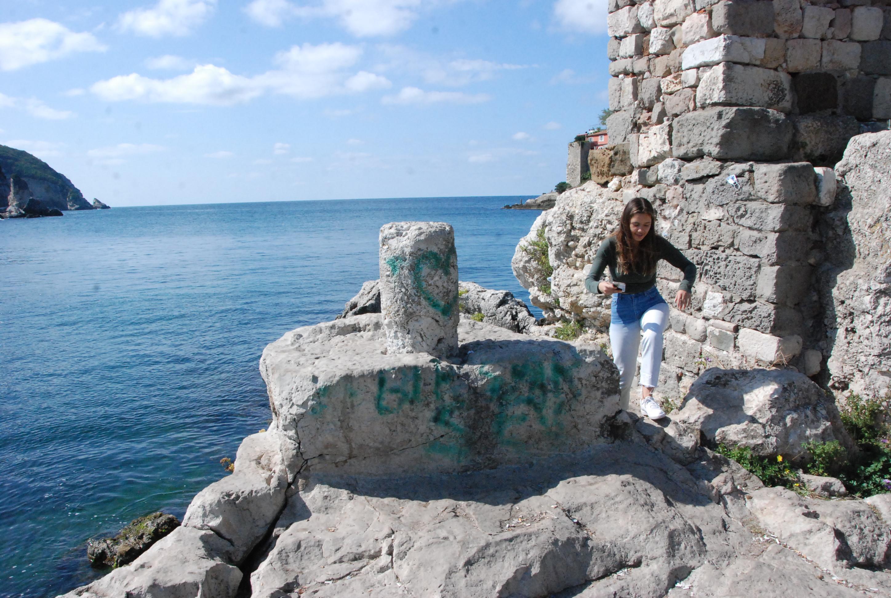 Amasra’da tarihi Direkli Kaya’ya boyayla zarar verdiler