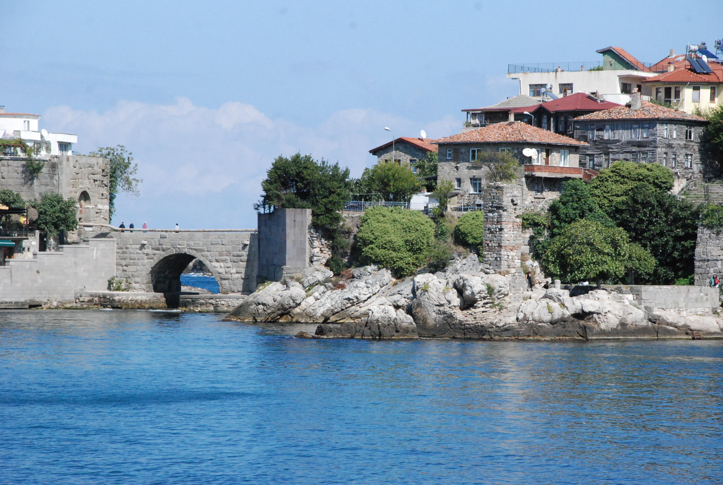 Amasra’da tarihi Direkli Kaya’ya boyayla zarar verdiler