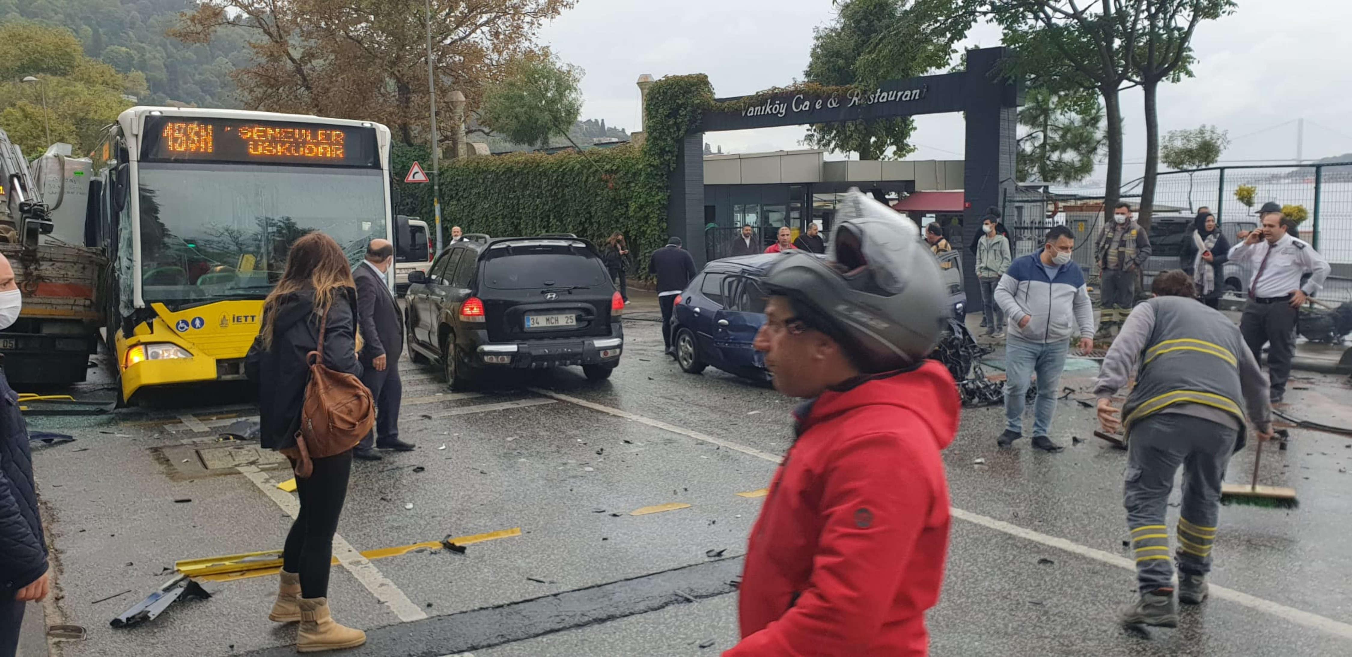 Üsküdarda İETT otobüsüyle otomobil kafa kafaya çarpıştı