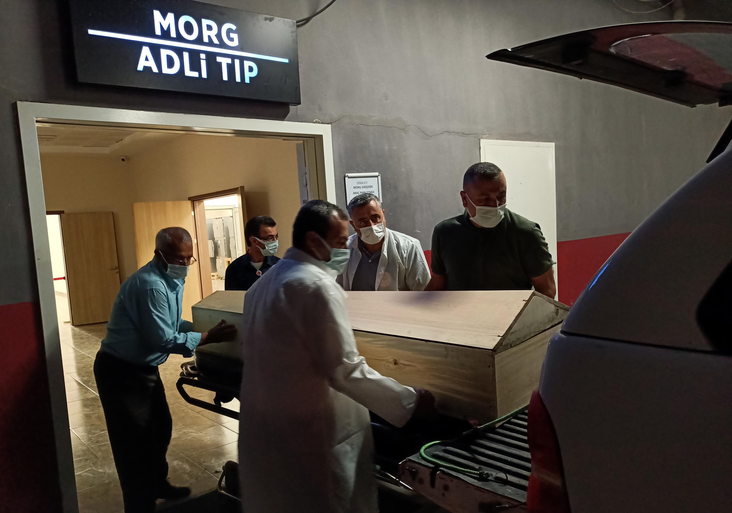 Nuhun Gemisini arayan İtalyan araştırmacıya, Ağrı Dağı manzaralı mezarlık