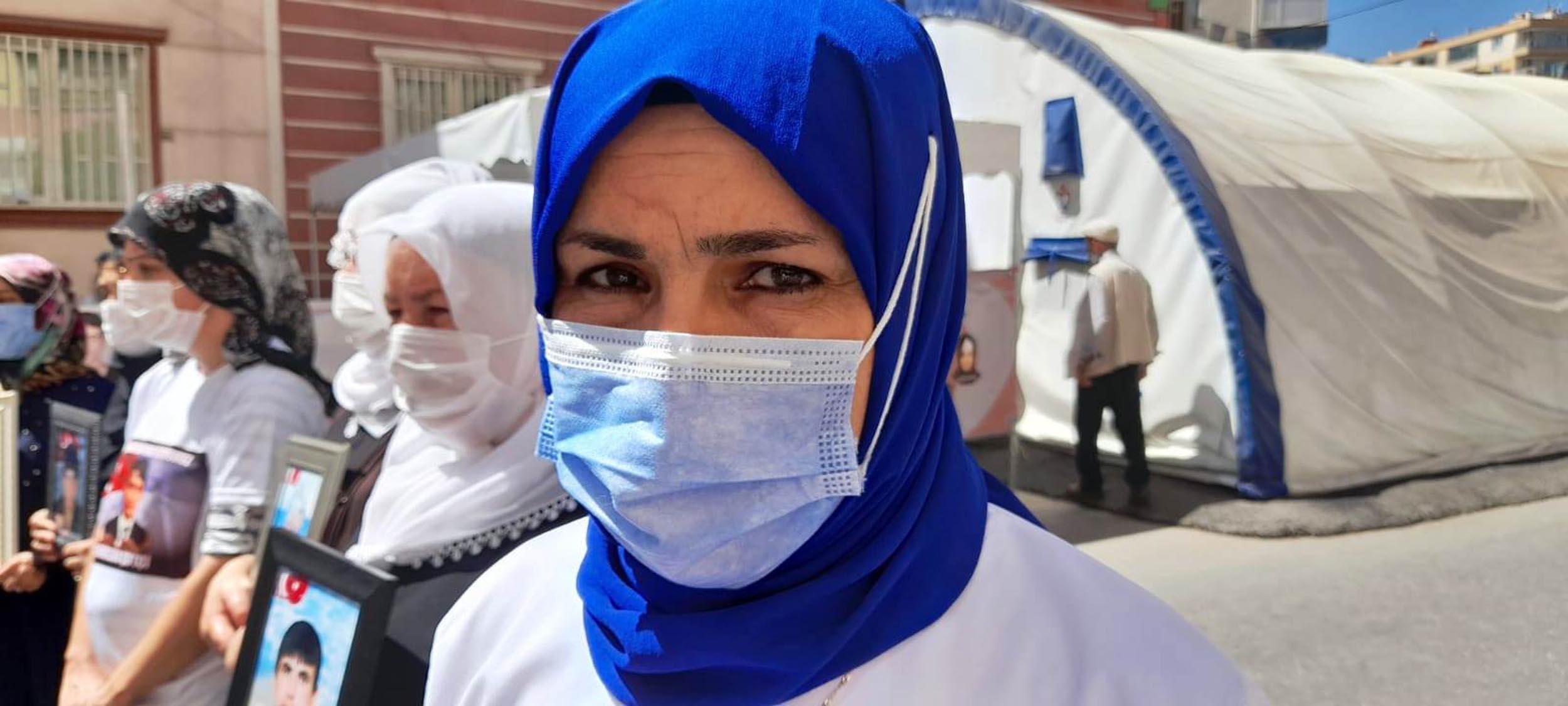 HDP önündeki anne: Buraya evlatlarımız için geliyoruz