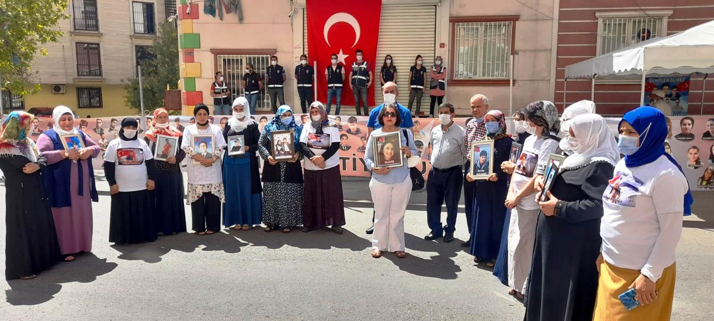 HDP önündeki anne: Buraya evlatlarımız için geliyoruz