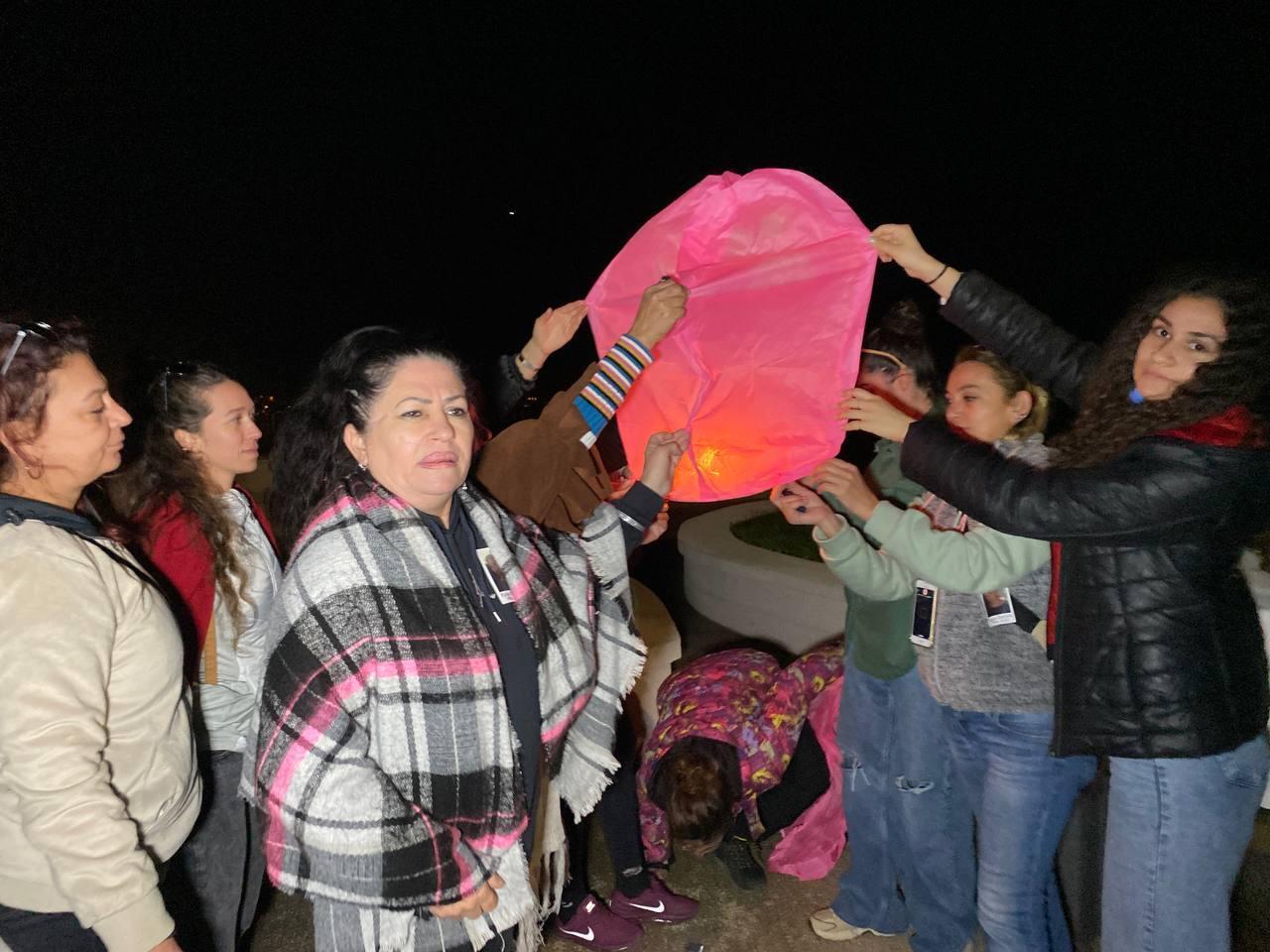 Eski eşi tarafından öldürülen Fulyanın ailesi gökyüzüne dilek feneri bıraktı
