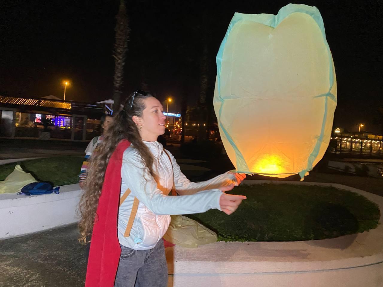 Eski eşi tarafından öldürülen Fulyanın ailesi gökyüzüne dilek feneri bıraktı