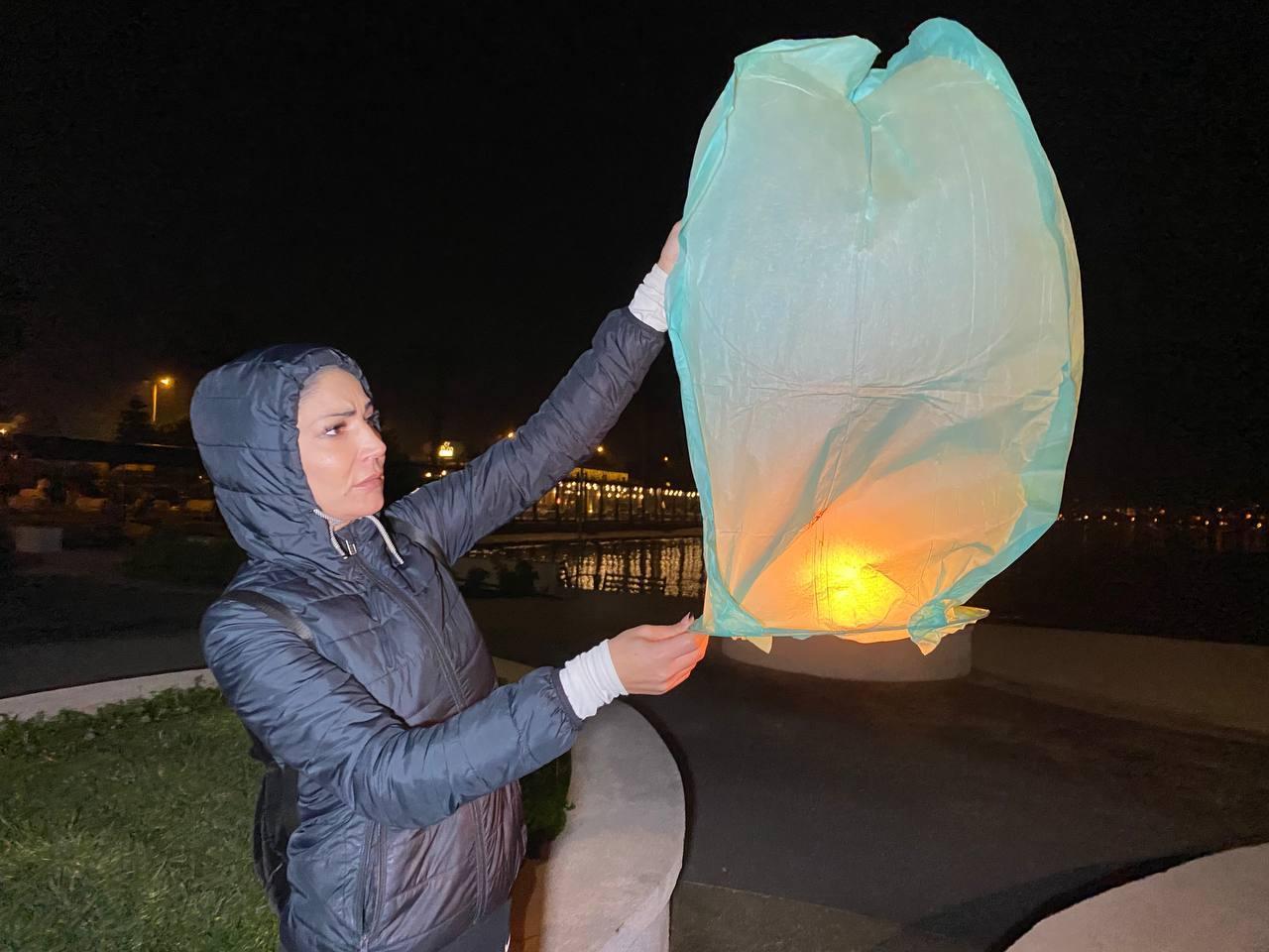 Eski eşi tarafından öldürülen Fulyanın ailesi gökyüzüne dilek feneri bıraktı