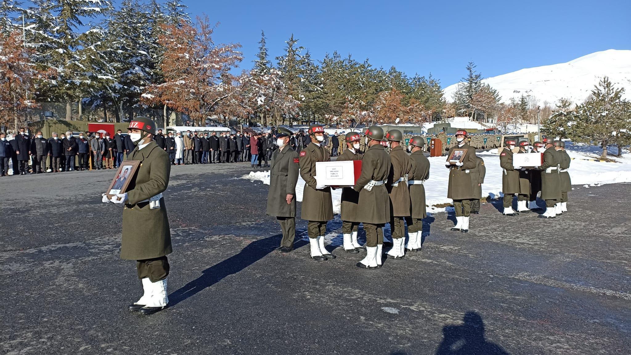 Hakkaride 3 şehit için askeri tören