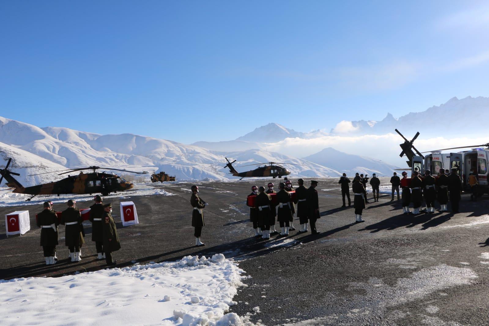 Hakkaride 3 şehit için askeri tören