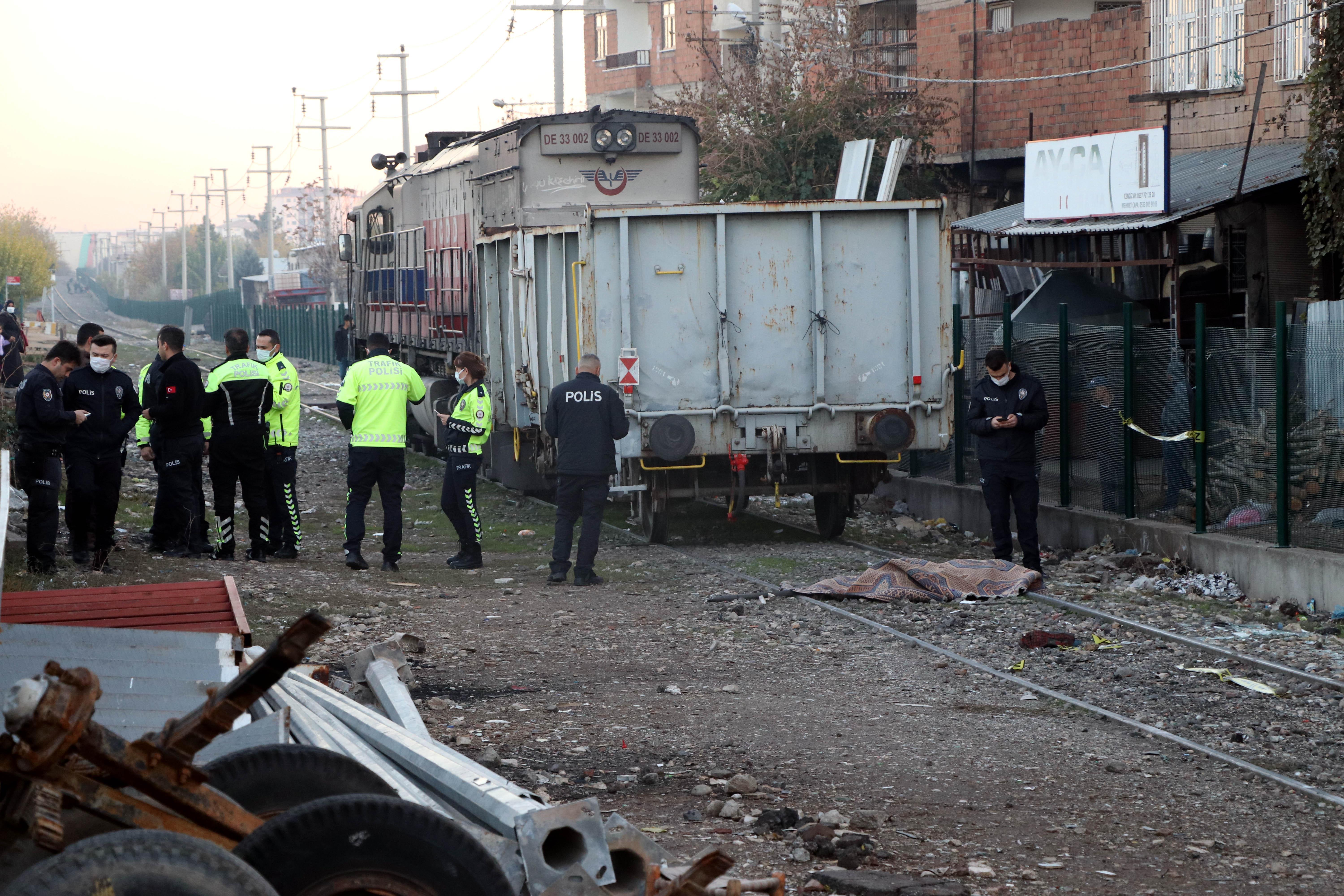 Trenin çarptığı yaya öldü