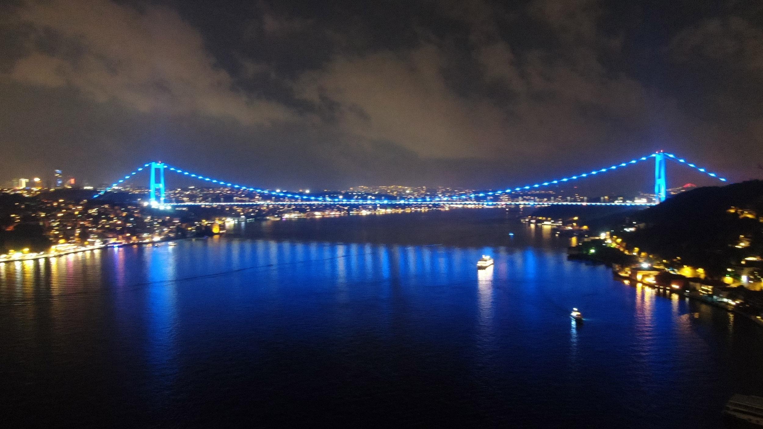 Tak Bi Mavi Kravat prostat kanseri için köprüyü maviye boyadı