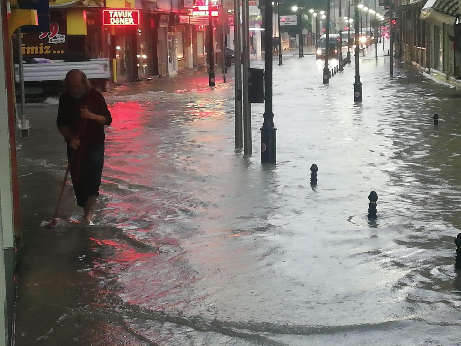 Bafrada sağanak; su basan iki okulda eğitime ara verildi