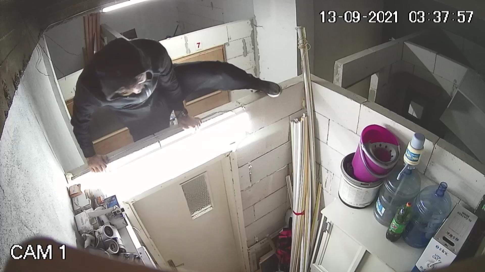 Hırsızlar, kendilerini görüntüleyen güvenlik kamerasını da çaldı