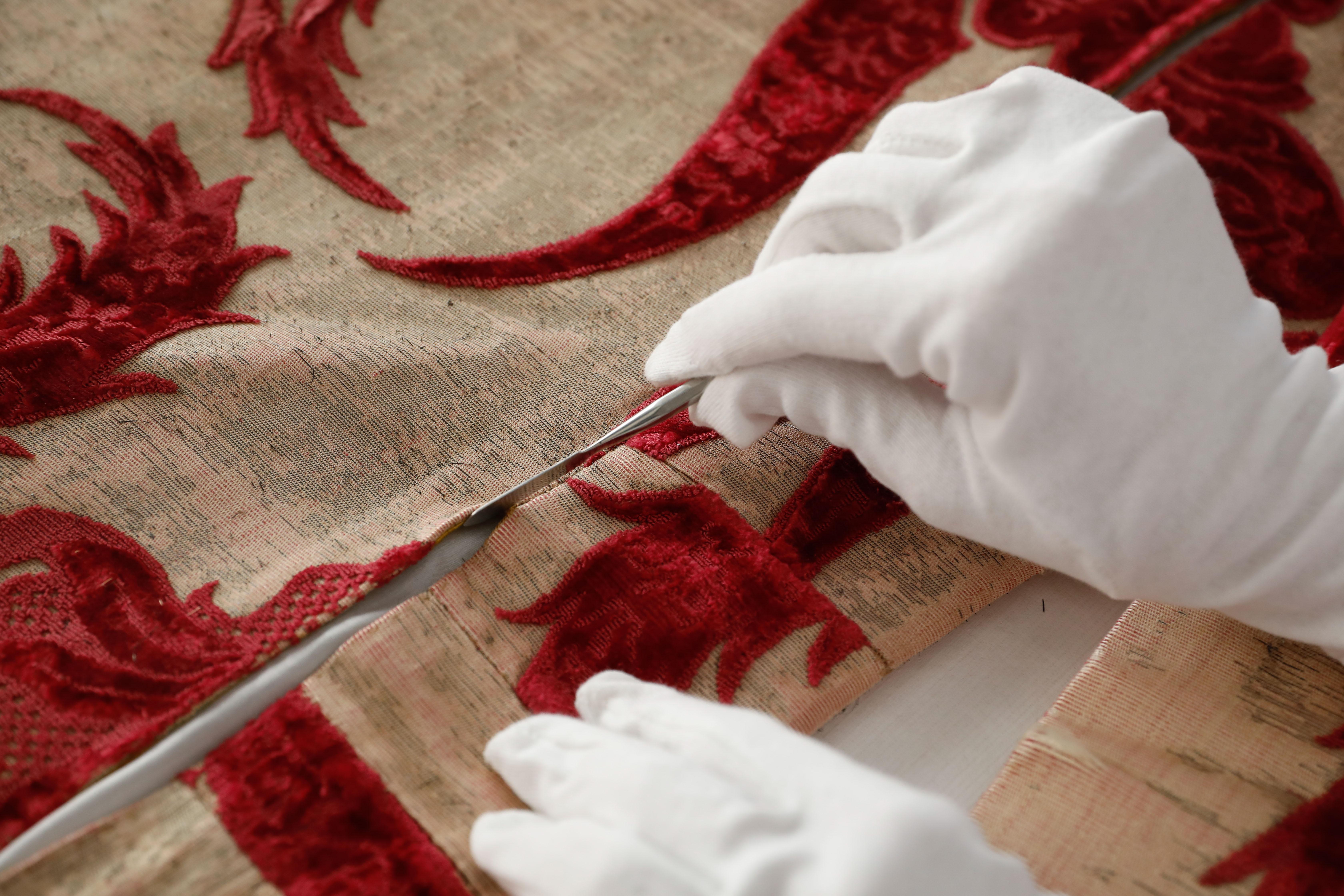 The caftan of Suleiman the Magnificent is being restored