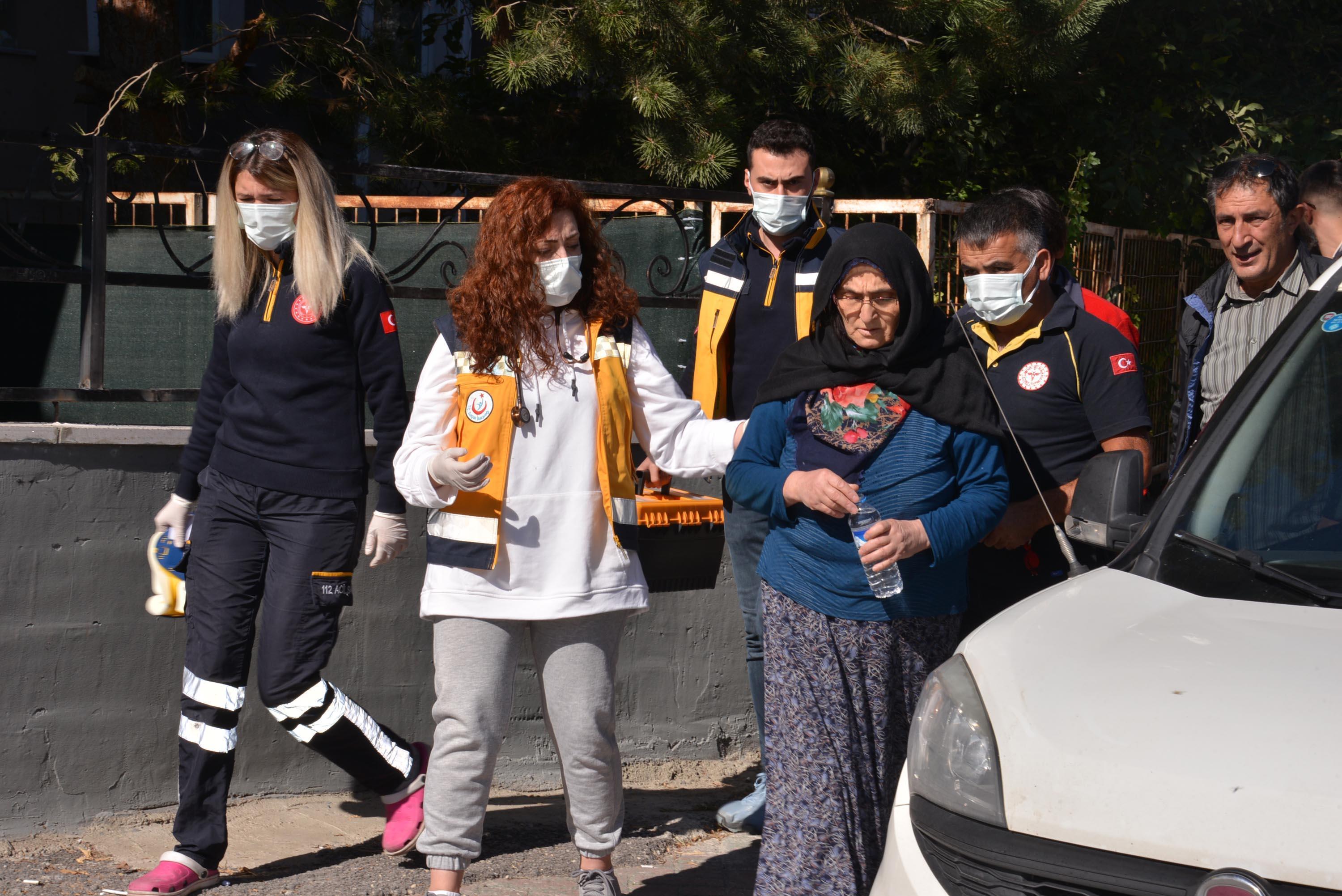 Pencereden atlamak isteyen annesini son anda yakaladı