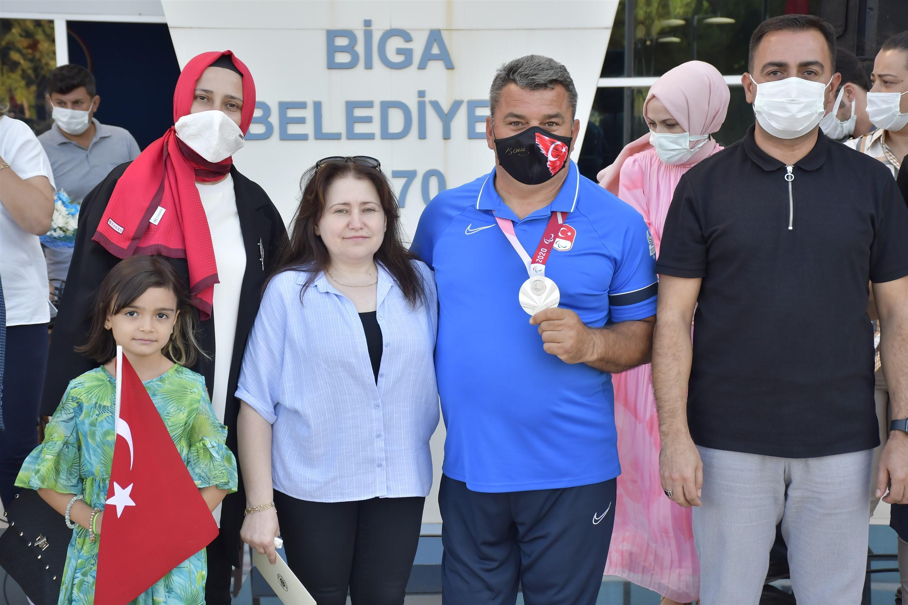 Milli okçu Bülent Korkmaz, Bigada coşkuyla karşılandı
